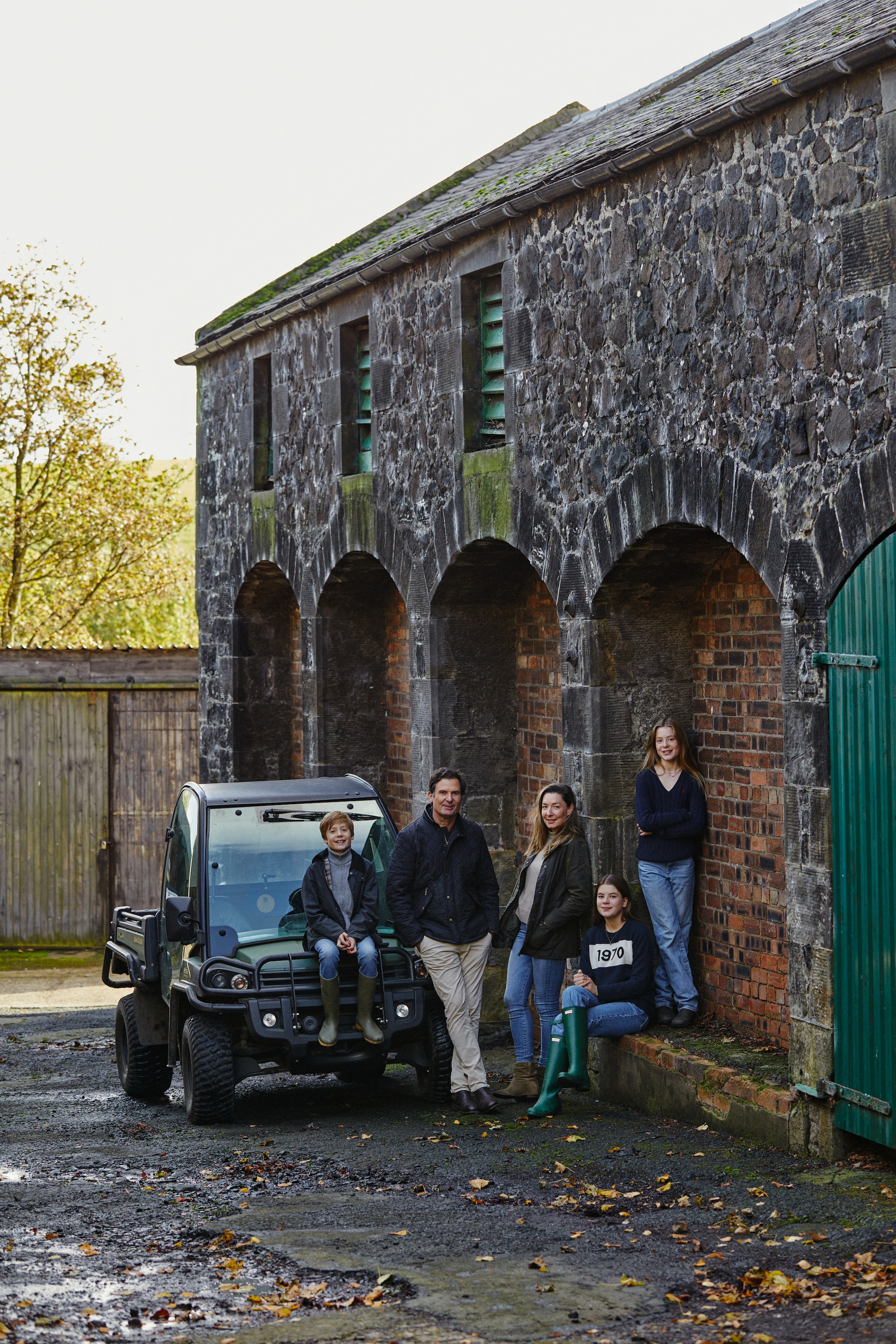 De luxe farmstay Banchory Farm bevindt zich in een schilderachtig landschap, dicht bij het Fife Coastal Path, een bekende wandelroute van 188 kilometer in Schotland. vtwonen Landelijk 9-2025 | productie Living Inside | styling Ali Heath | fotografie Brent Darby
