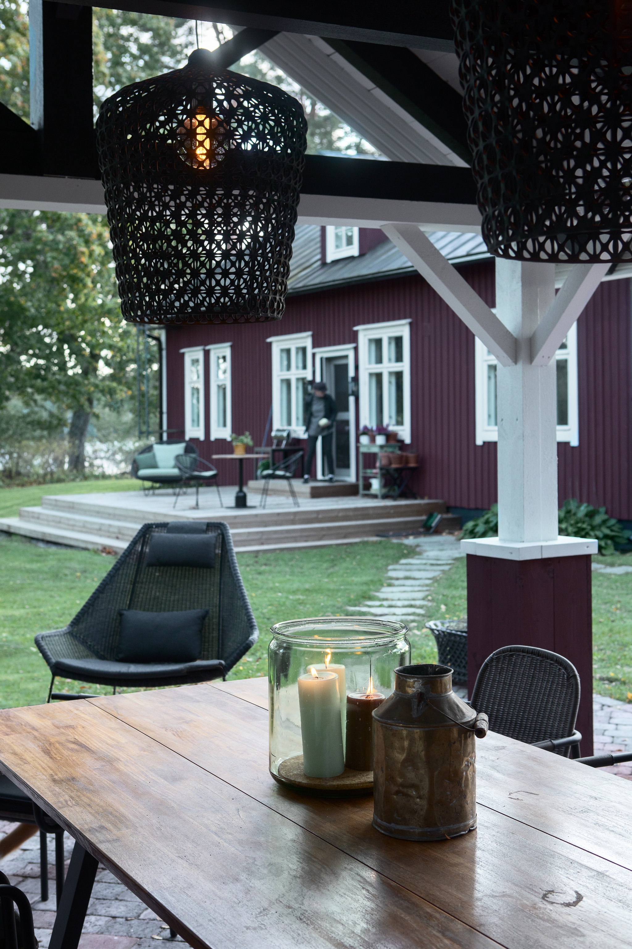 Tuinmeubels Vincent Sheppard. vtwonen Landelijk 9-2025 | productie Studio Rautio | fotografie Heikki Rautio
