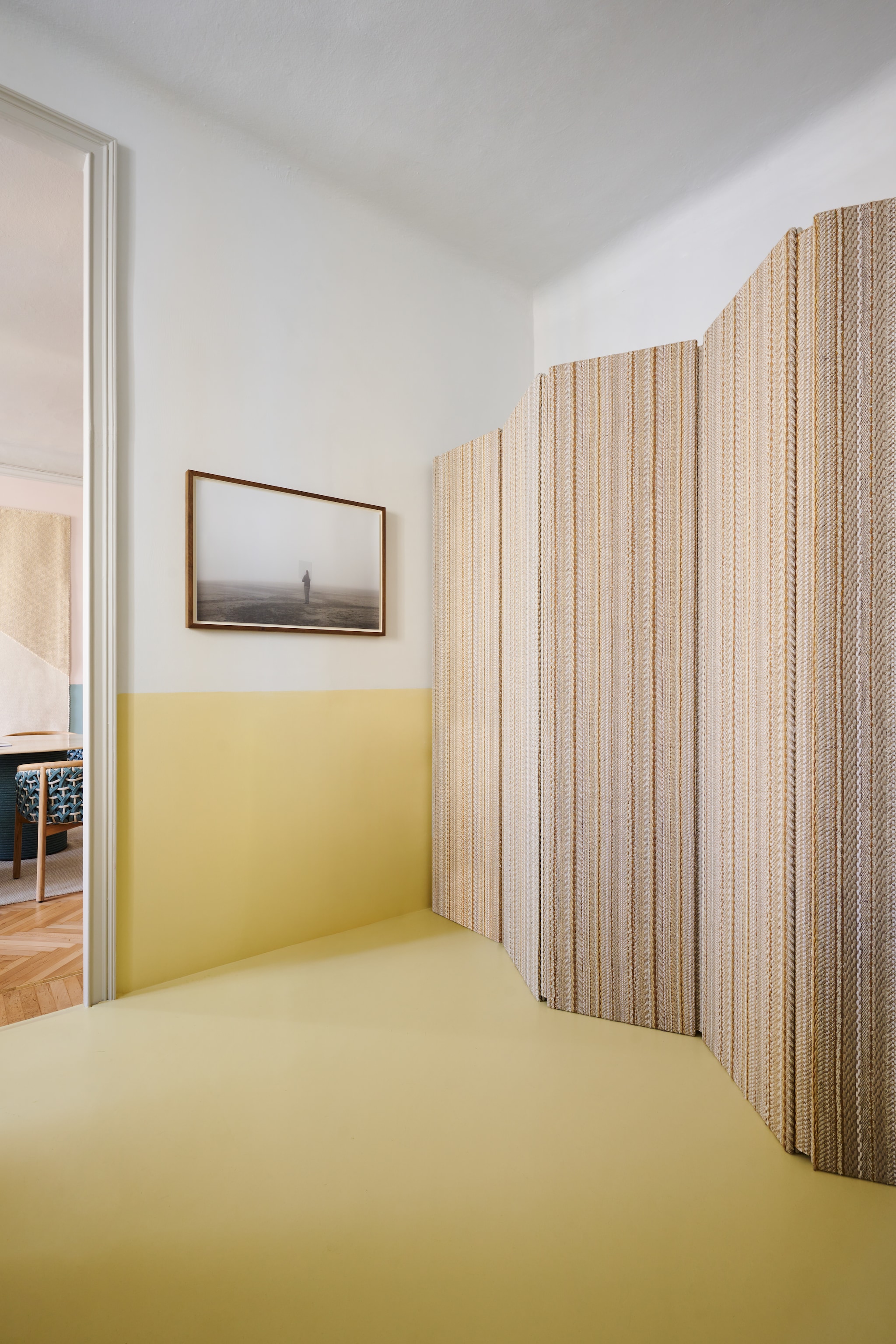 Opvouwbare textielpanelen van Bolzan met bekleding van Fischbacher 1819. Vloer Rezina. Verf Sikkens. Kunstwerk Ascolto van Francesco Pedrini. Stijlvol Wonen 8-2025 | fotografie Valentina Sommariva, Irene Gaggia | productie Zanellato/Bortotto