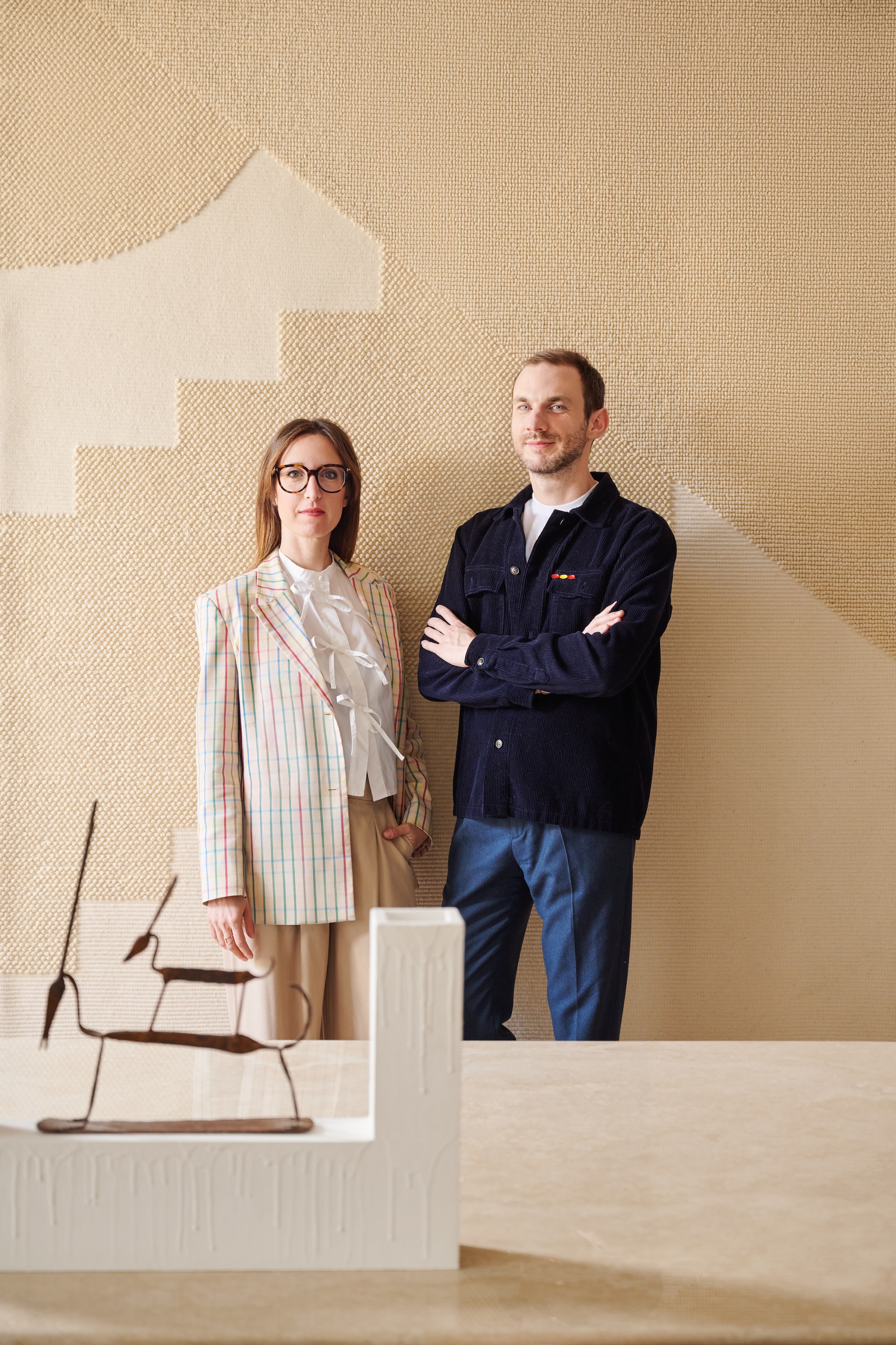 Ontwerpers Giorgia Zanellato en Daniele Bortotto. Vaas Vaso Antilopi van Andrea Branzi via Galleria Luisa Delle Piane. Wandkleed Cime van Saba. Stijlvol Wonen 8-2025 | fotografie Valentina Sommariva, Irene Gaggia | productie Zanellato/Bortotto