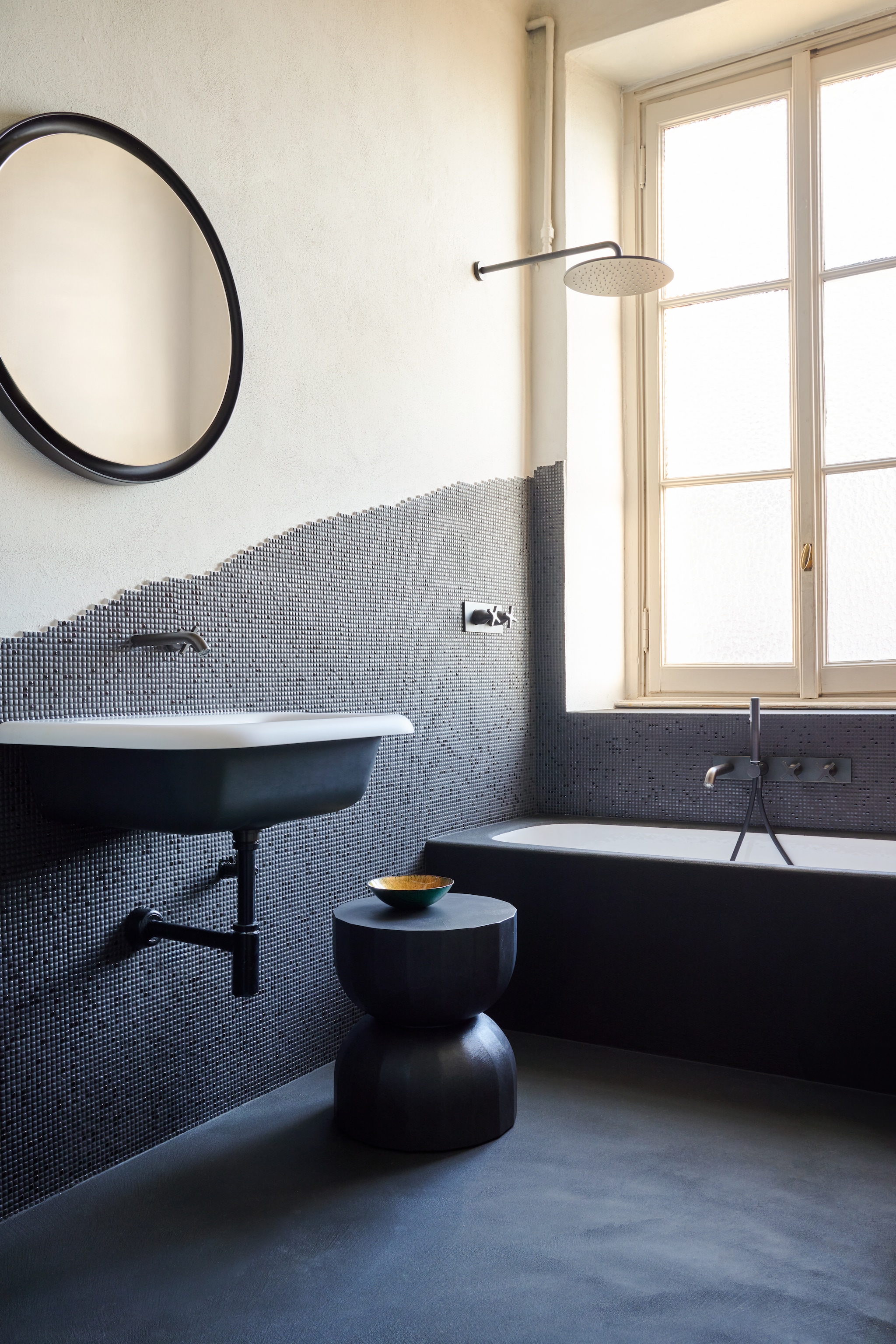 Tegels Micromosaico van Botteganove. Bad, wastafel, spiegel en kranen Agape. Wand- en vloerafwerking Rezina. Bijzettafel Teo van Saba. Stijlvol Wonen 8-2025 | fotografie Valentina Sommariva, Irene Gaggia | productie Zanellato/Bortotto