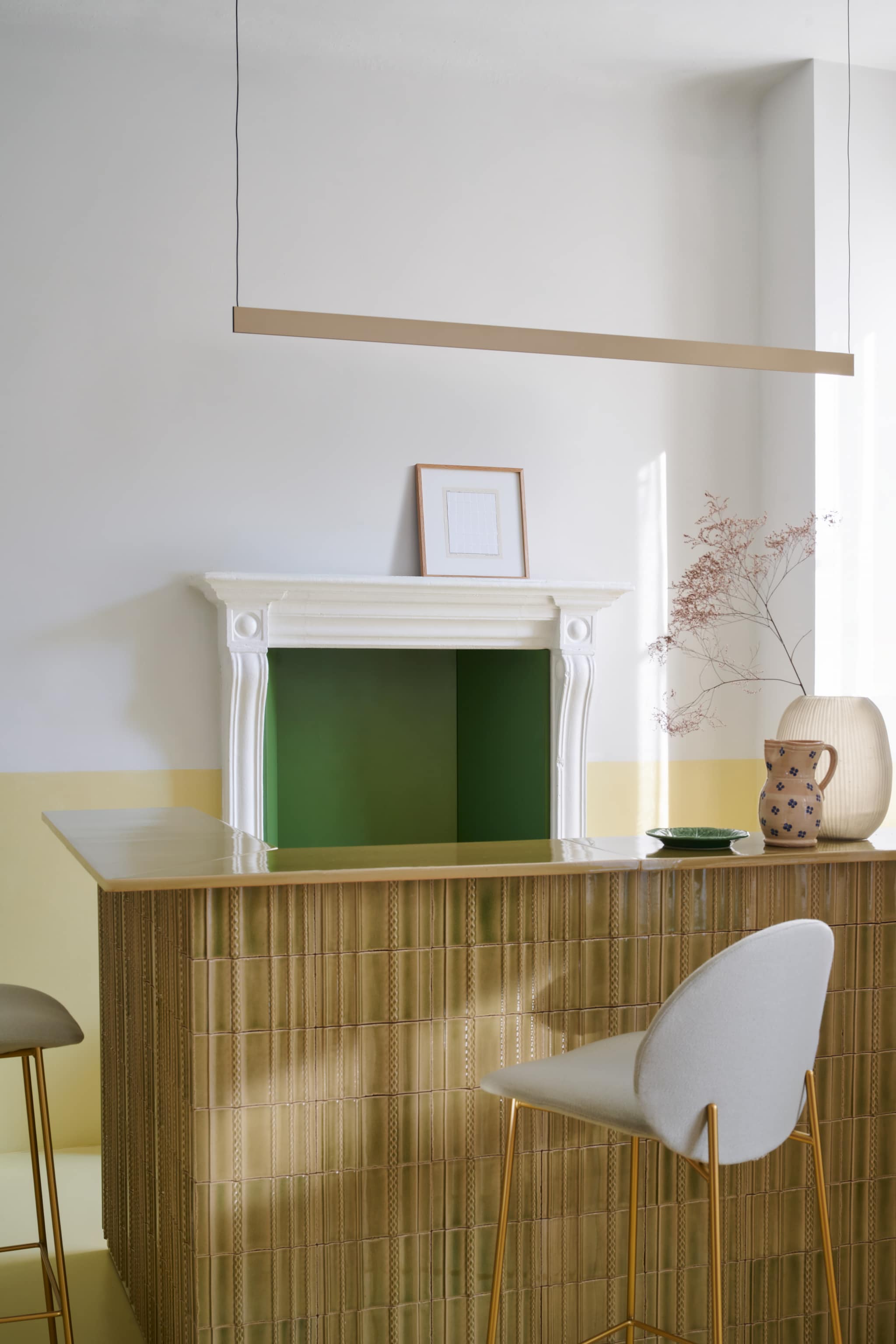 Keuken met tegels Moko van Chiara Andreatti voor Botteganove. Barkruk Ola van Saba. Lamp Sottile van Davide Groppi. Stijlvol Wonen 8-2025 | fotografie Valentina Sommariva, Irene Gaggia | productie Zanellato/Bortotto