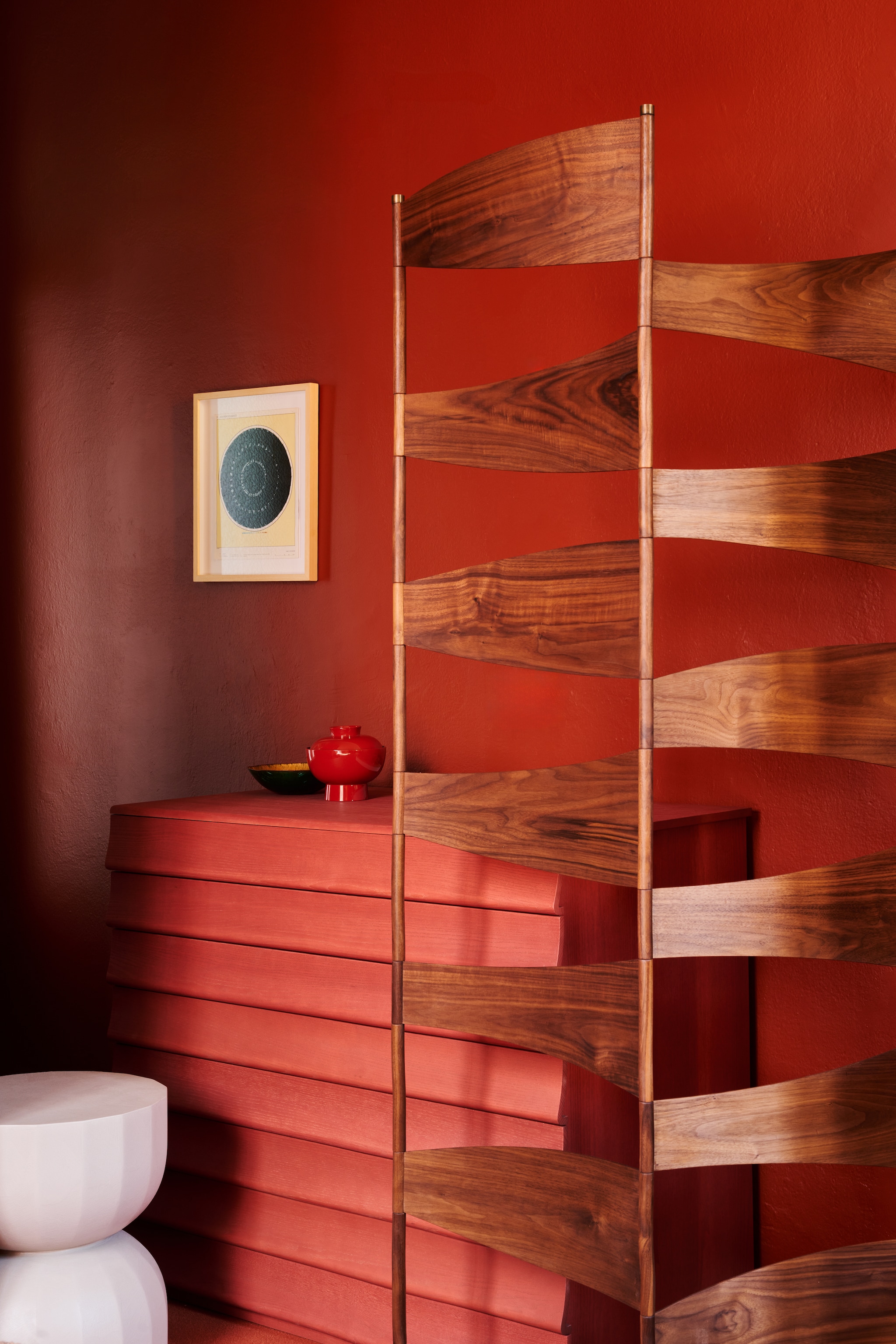 Houten kamerscherm Otello van Lunardelli Venezia. Ladekast Rideaux van Bolzan. Bijzettafel Teo van Saba. Kunstwerk Universal maps van Giuditta Vendrame. Stijlvol Wonen 8-2025 | fotografie Valentina Sommariva, Irene Gaggia | productie Zanellato/Bortotto