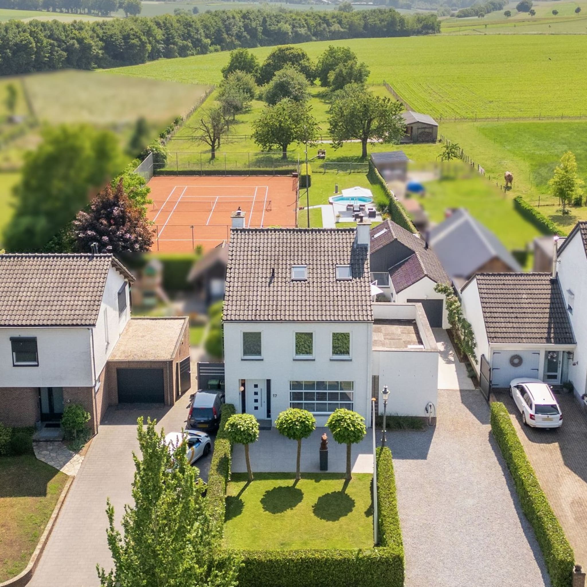 huis met tennisbaan in tuin