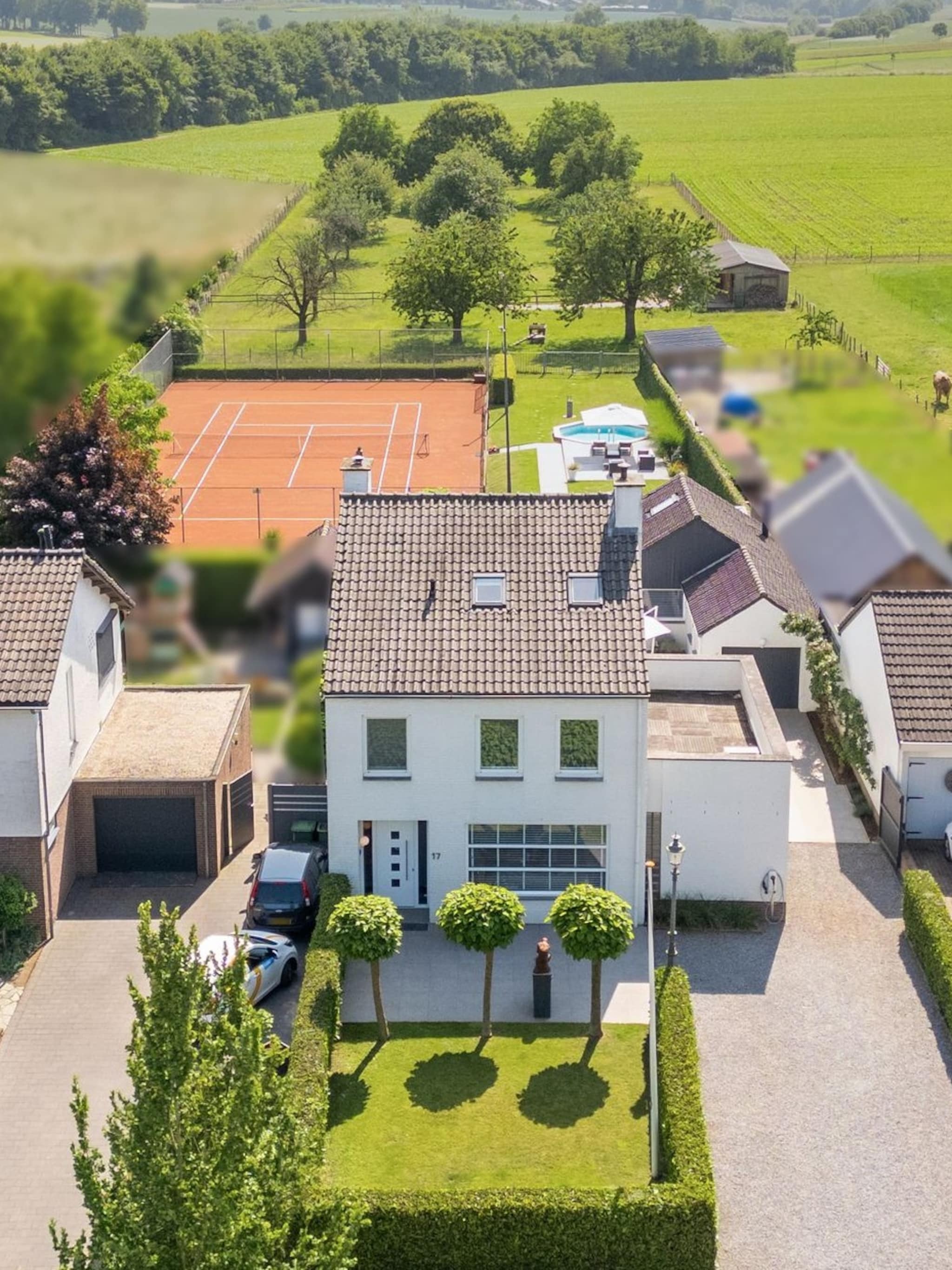 huis met tennisbaan in tuin