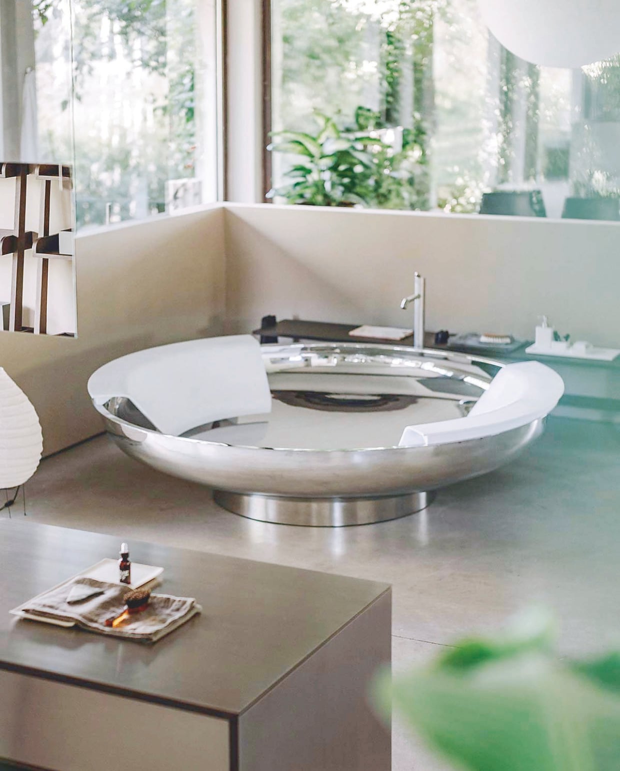 De naam van dit iconische ronde bad spreekt voor zich. Ufo, ontworpen door Benedini Associati voor Agape, maakt baden tot een magische ervaring. Deze glanzend roestvrijstalen uitvoering is extra comfortabel door de twee rugleuningen. agapedesign.it Stijlvol Wonen 05-2025 | dossier badkamers