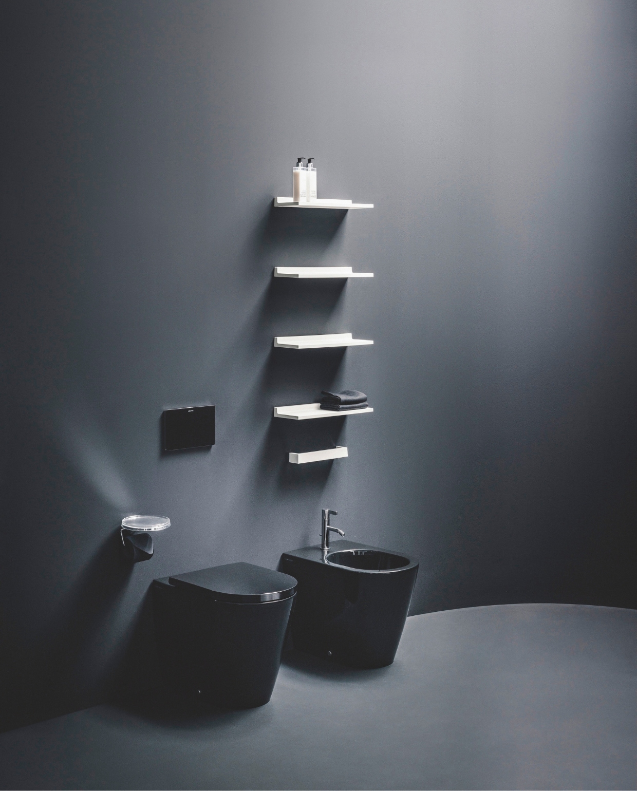 Zwart is dé kleur voor een elegante, moderne badkamer. Je maak er een statement mee en creëert tegelijkertijd rust. Bij het merk Laufen komt de kleur in verschillende collecties voor,  zoals in de Kartell • Laufen designlijn, ontworpen door Ludovica+Roberto Palomba. Het zwarte sanitair staat stylish in een donkere badkamer. Minimalistische witte planchetten zorgen voor een spannend contrast. laufen.nl Stijlvol wonen 05-2025 | dossier badkamers