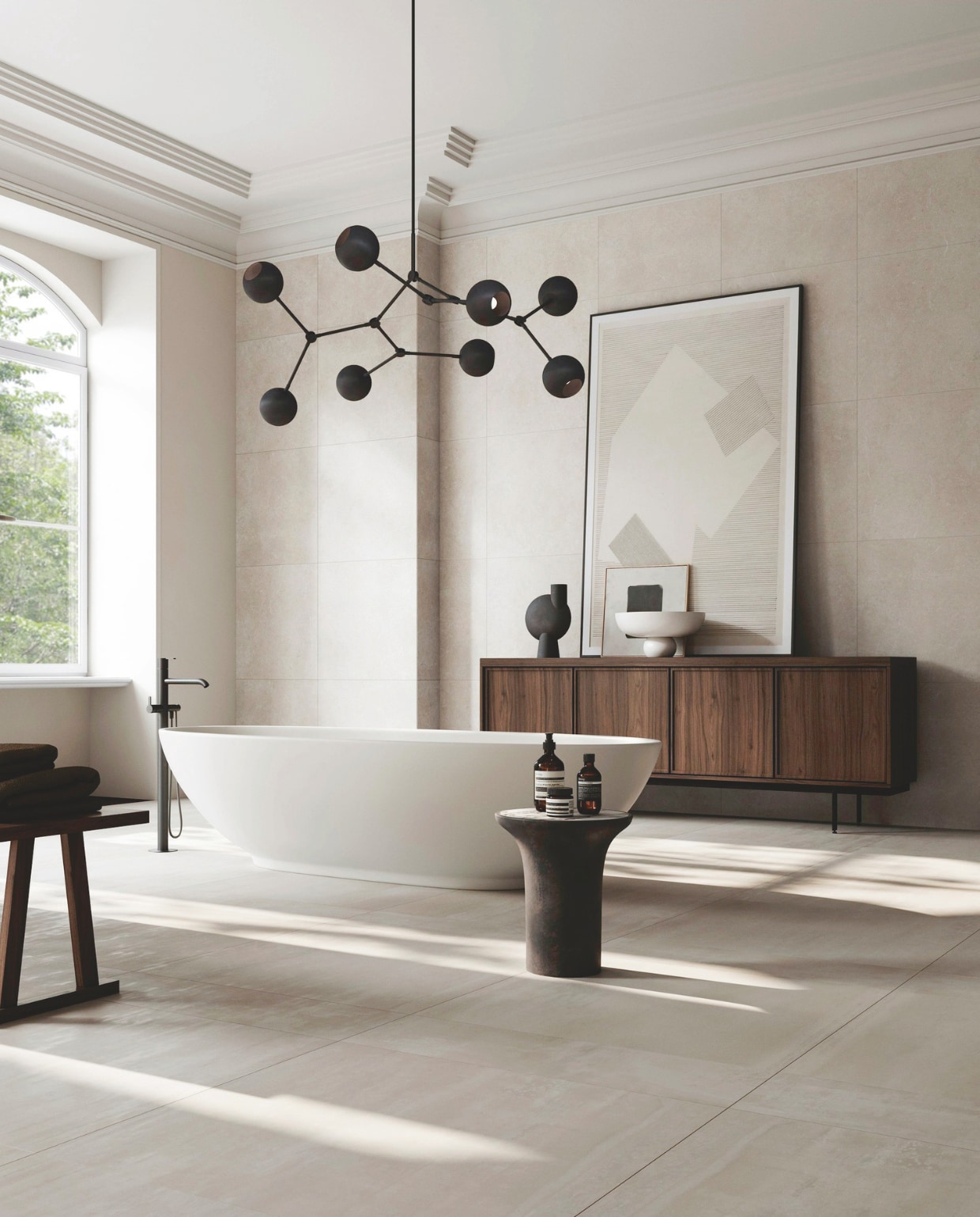 Een Japandi badkamer vraagt om minimalistische sfeerverlichting. Maak een statement met een moderne kroonluchter voorzien van cleane lijnen. De Drop Chandelier Globe kan eigenlijk niet boven een bad, want hij heeft IP-waarde 20, maar vooruit,  boven het bed in de ensuite, dan. 101cph.com Stijlvol wonen 05-2025 | dossier badkamers