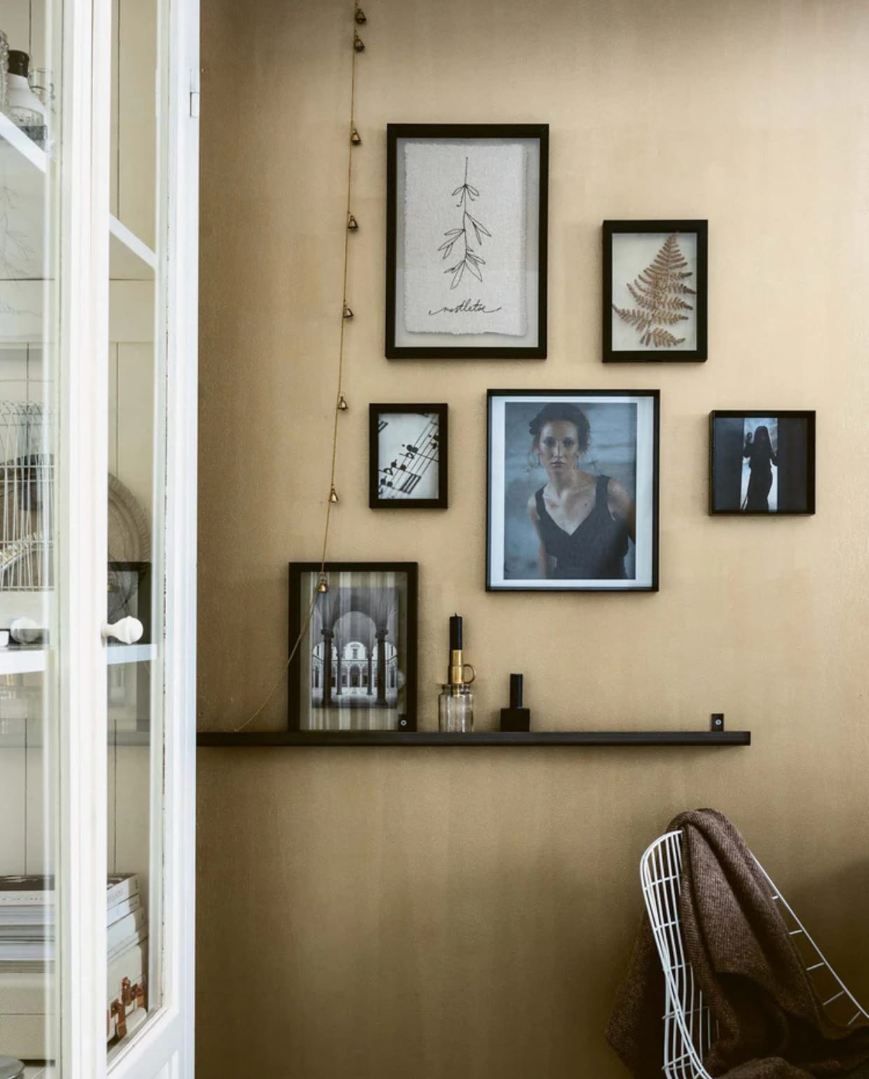 Shop via shop.vtwonen.nl: vtwonen fotolijsten, hout, zwart, 22x31 cm, set van 2 € 29,-.  vtwonen