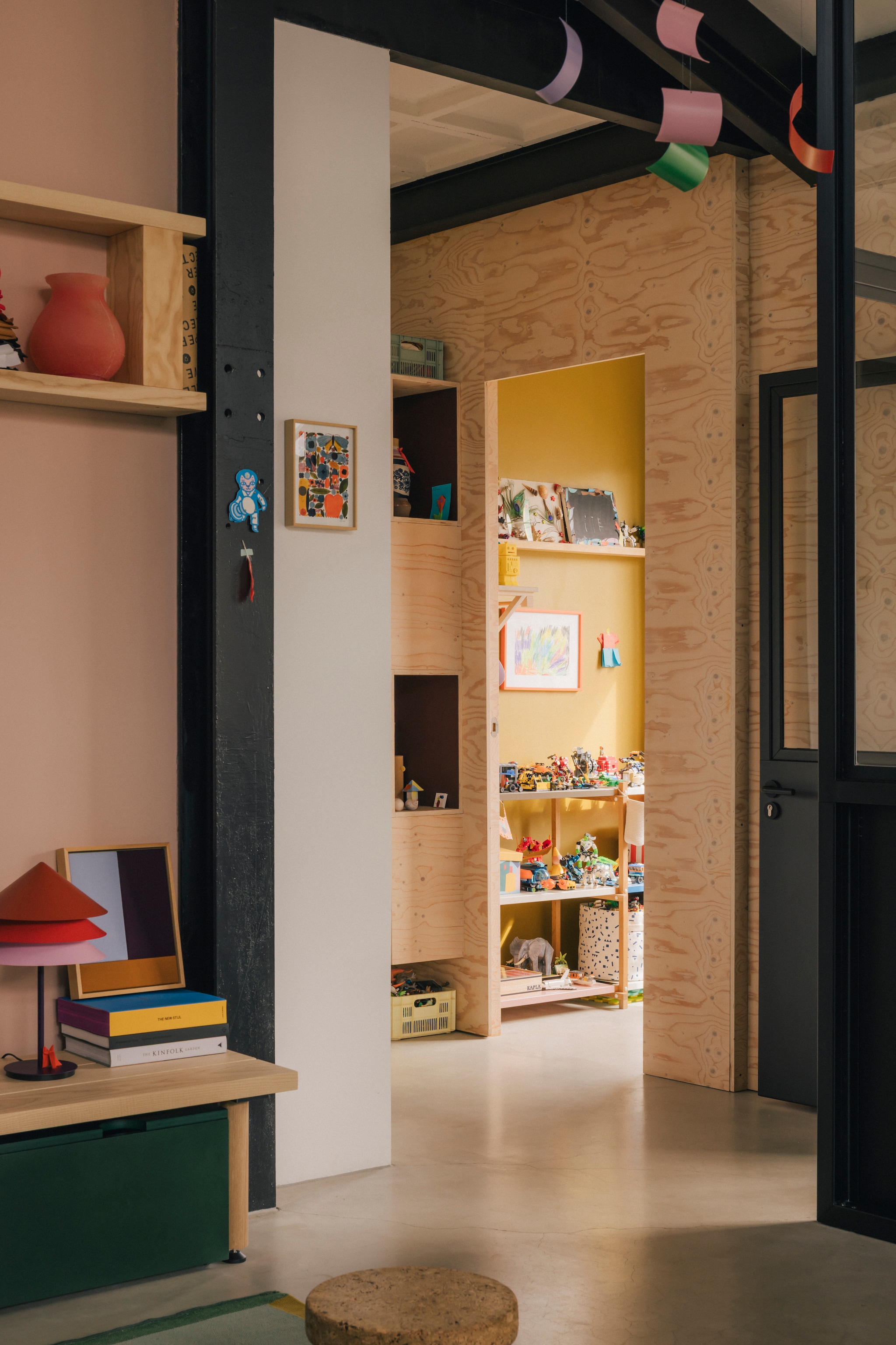 Eigen ontwerpen: tafellamp en mobile Tesammans voor Ikea, poster Paper Curves voor Paper Collective, vloerkleed Hatching voor Vertisol. Tafellamp Globo. Dressoir en vakkenkast gemaakt door bevriende ontwerper Marc Morro. stijlvol wonen 8-2025 | fotografie Katoo Peeters