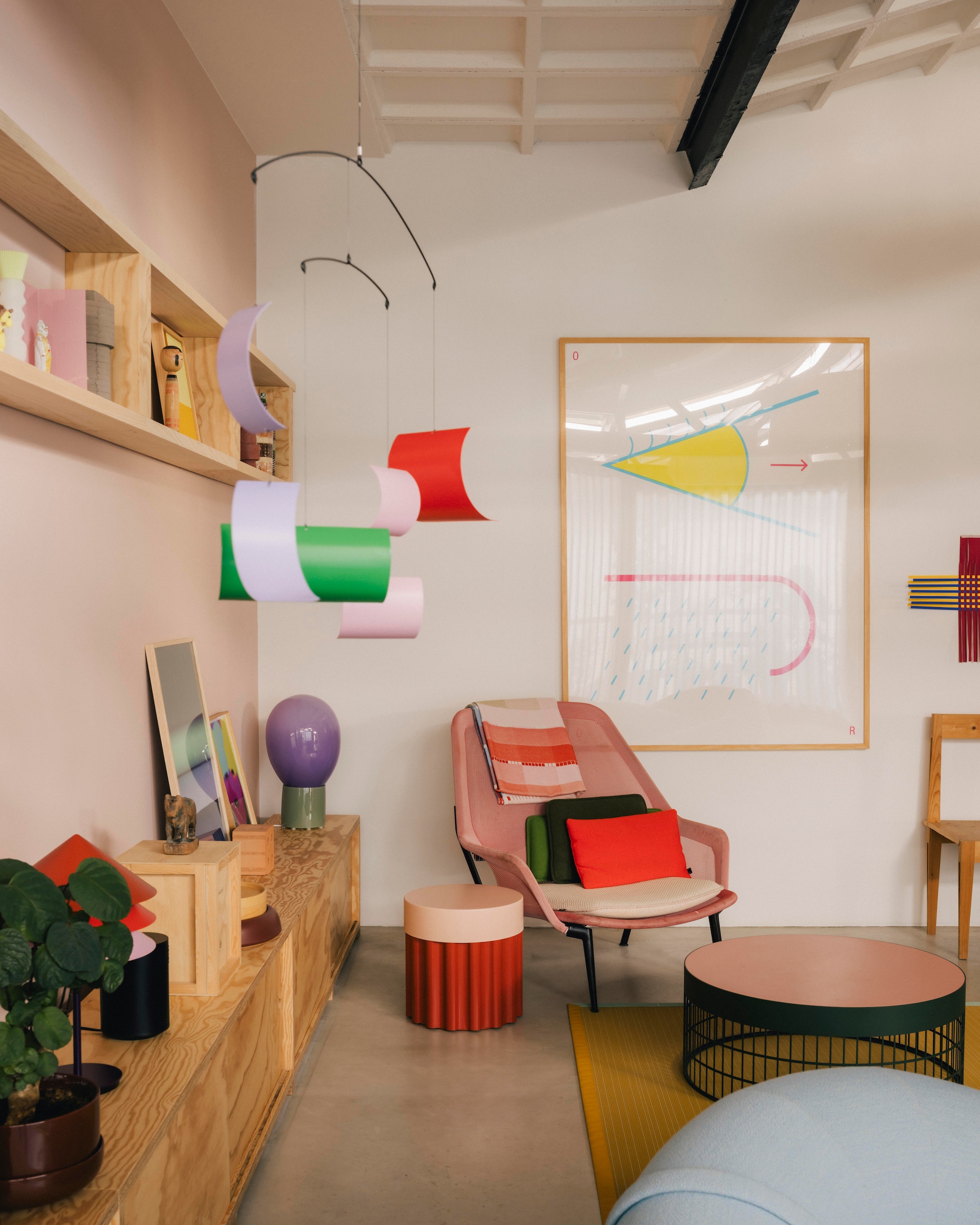 Eigen ontwerpen: tafellamp en mobile Tesammans voor Ikea, poster Paper Curves voor Paper Collective, salontafel Mesh voor Pode, vloerkleed Hatching voor Vertisol. Tafellamp Globo, plaid uit Index Collection, poster Dejavu en silkscreen print van Raw Color. Loungestoel Slow Chair van Ronan en Erwan Bouroullec voor Vitra. Groene kussens Vitra, rood kussen Cleo van Fést. Dressoir en vakkenkast gemaakt door bevriende ontwerper Marc Morro. Kokeshi Dolls uit Japan, klein keramieken beeld Vishnu uit India. stijlvol wonen 8-2025 | fotografie Katoo Peeters