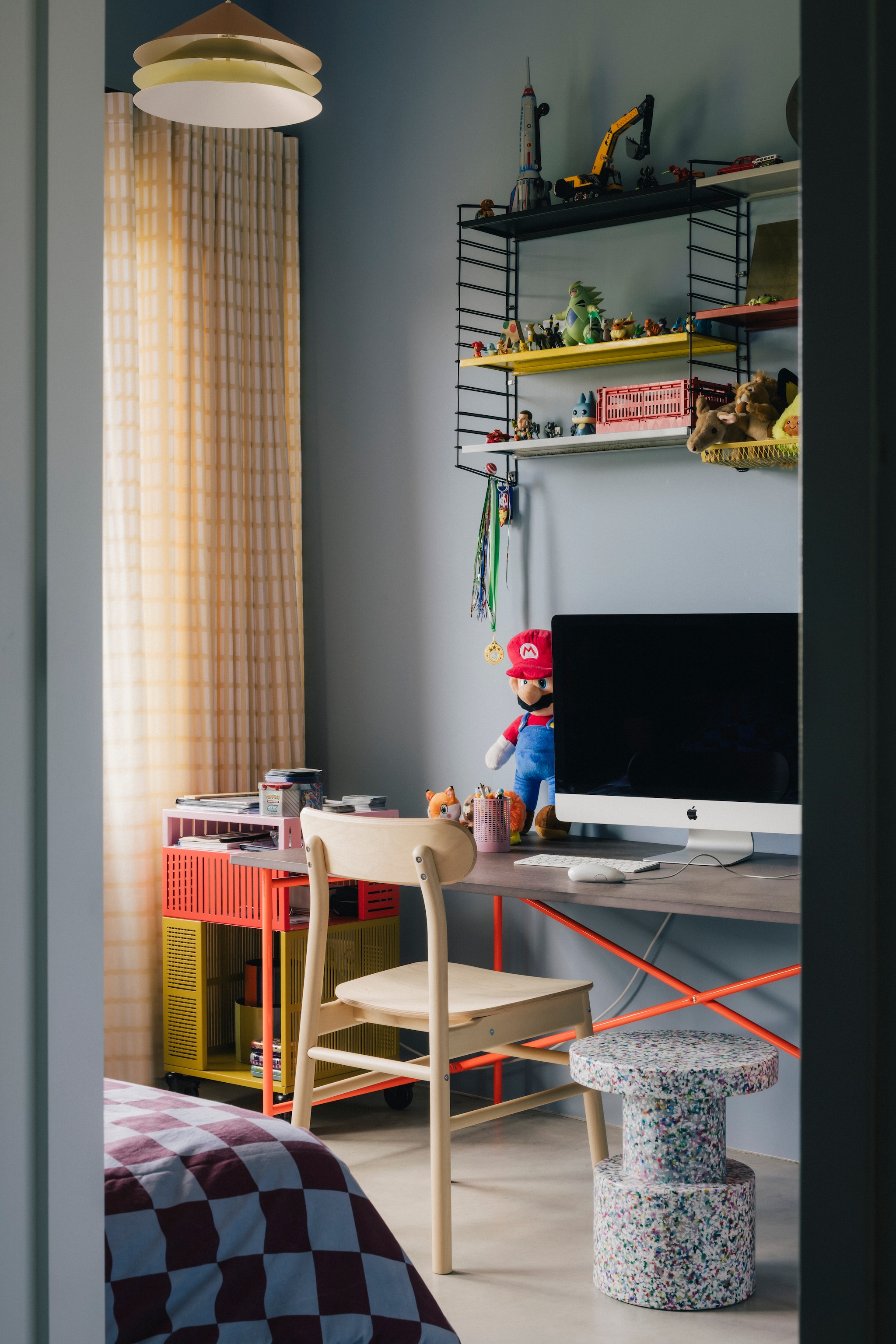 Stoel Rönninge van Ikea. Kruk Bit van Normann Copenhagen. Wandrek tweedehands Tomado. Bureau Eiermann, met onderstel in RAL 2005, en blad gekleurd mdf. stijlvol wonen 8-2025 | fotografie Katoo Peeters