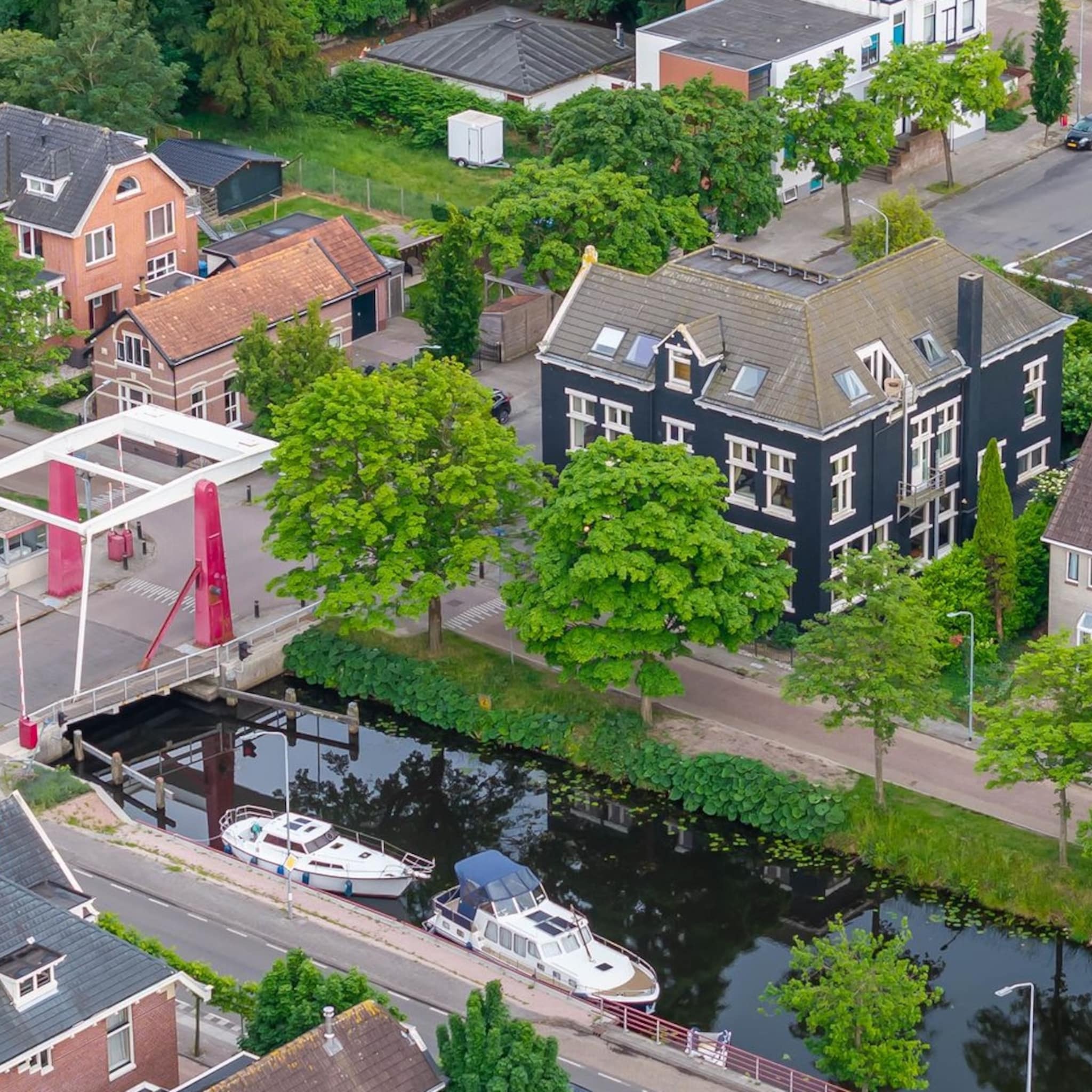 kleurrijke villa met voetbalkamer