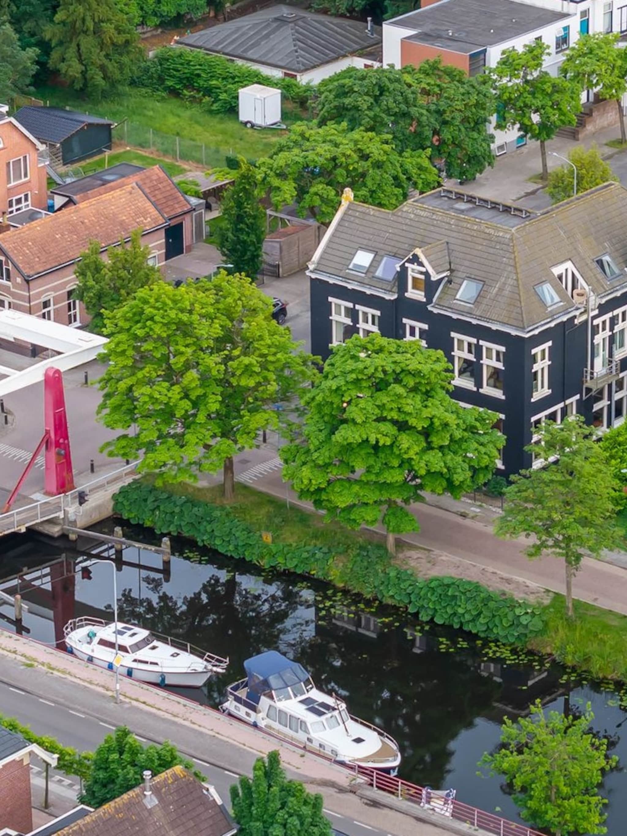 kleurrijke villa met voetbalkamer