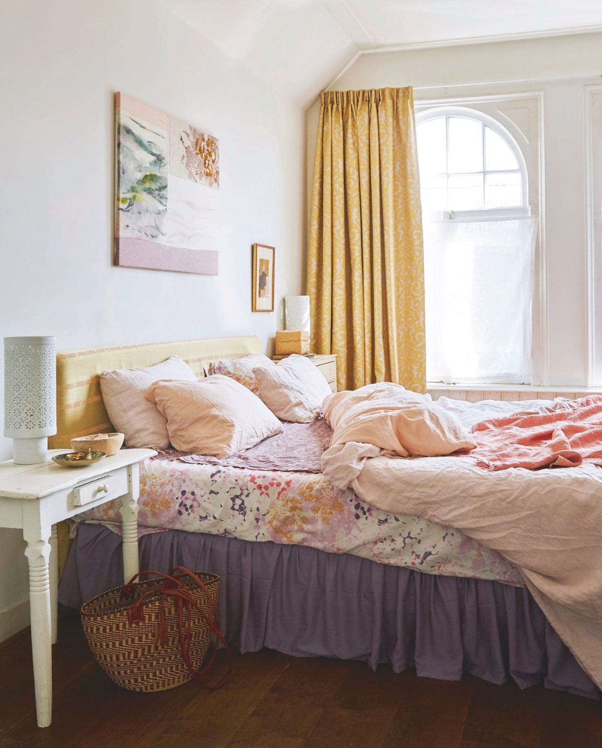 Bed Auping, rand en hoofdbord zelf bekleed. Beddengoed Crispsheets By Mölle, onderlaken Frans antiek beddengoed. Mand uit Afrika. Schilderij tinystories. Gordijnen lapjesmarkt Utrecht. vtwonen 7-2025 | styling Marianne Luning | fotografie Tjitske van Leeuwen