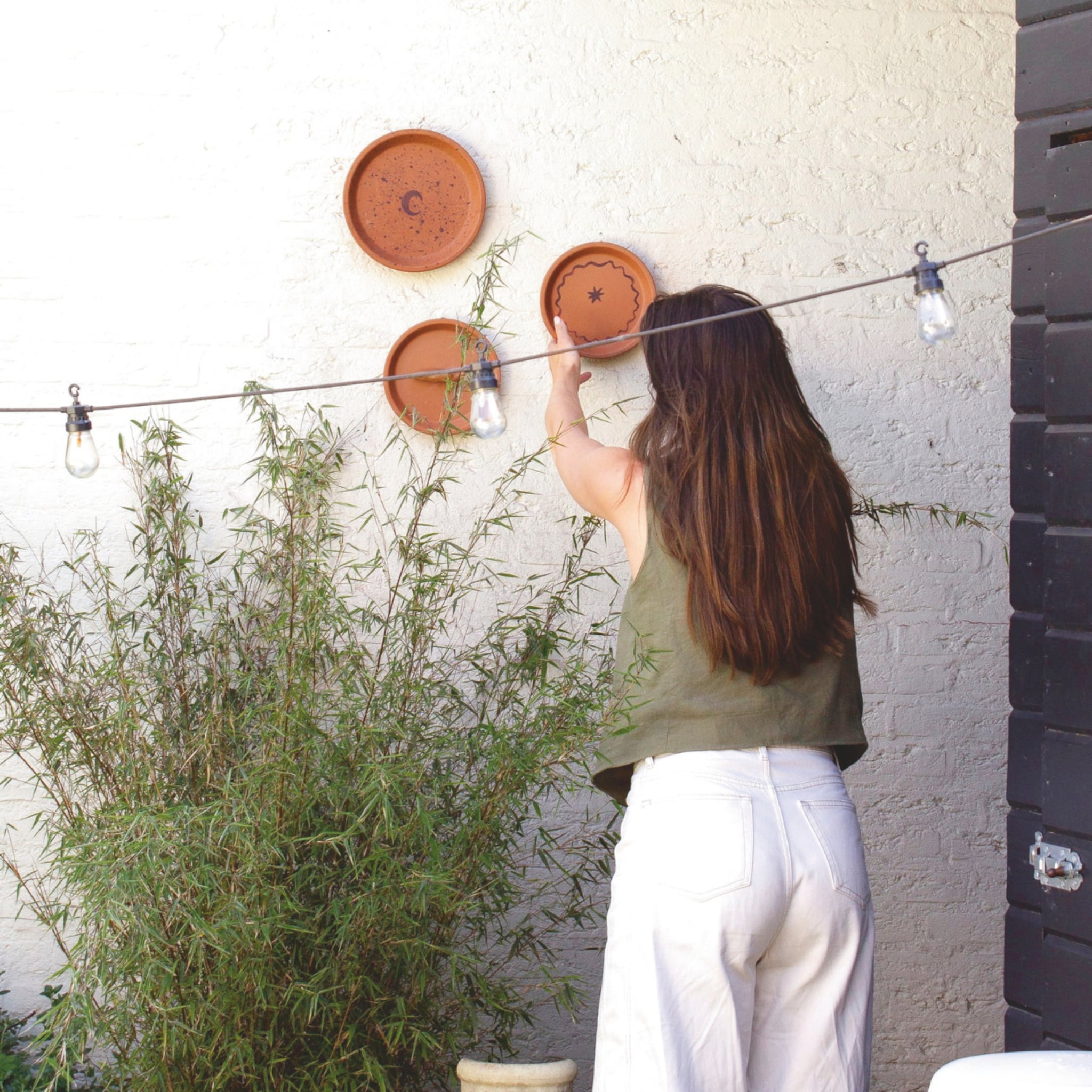 diy terracotta wandborden aan de muur