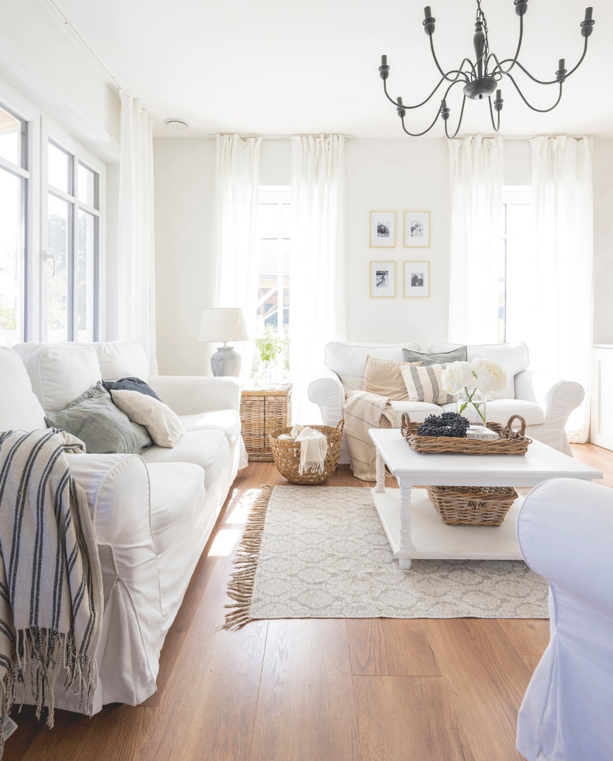 Bank Ikea. Portugees vloerkleed van  Zaubernuss-Welt, een winkel die niet meer bestaat. Witgeschilderde salon-tafel en kroonluchter van vlooienmarkt in Bremen. Soortgelijke manden bijDille & Kamille en Maisons du Monde. vtwonen landelijk 6-2025 | styling Susanne Helmold | fotografie Markus Hertrich