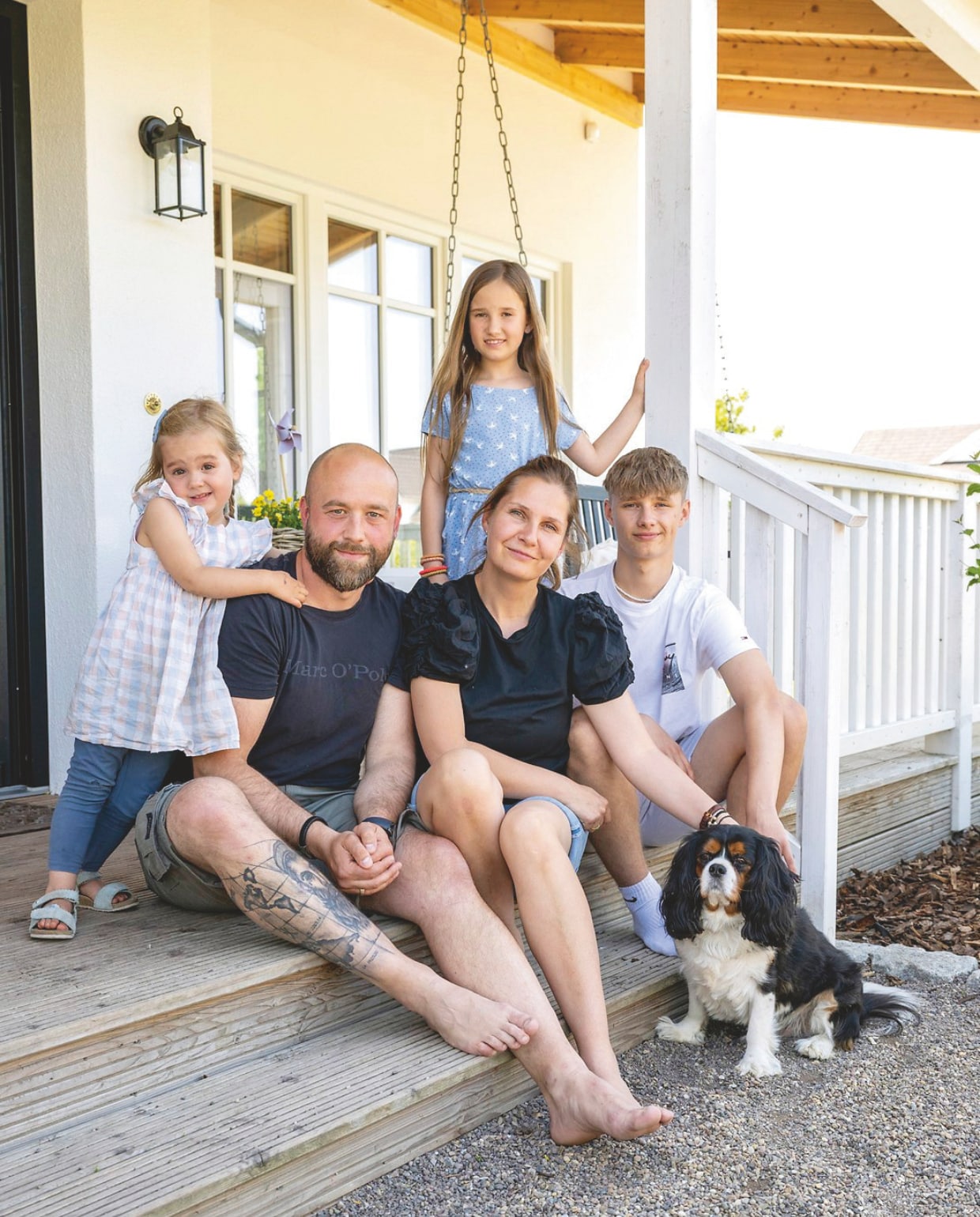 Natalie en David, hun kinderen Jamie, Romy en Lana en hond Oskar. vtwonen landelijk 6-2025 | styling Susanne Helmold | fotografie Markus Hertrich