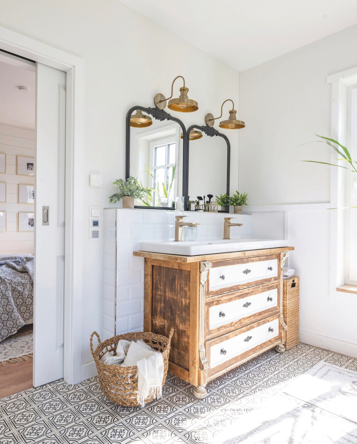 Overal in huis staan vaasjes met bloemen. Kraan Villeroy & Boch. vtwonen landelijk 6-2025 | styling Susanne Helmold | fotografie Markus Hertrich