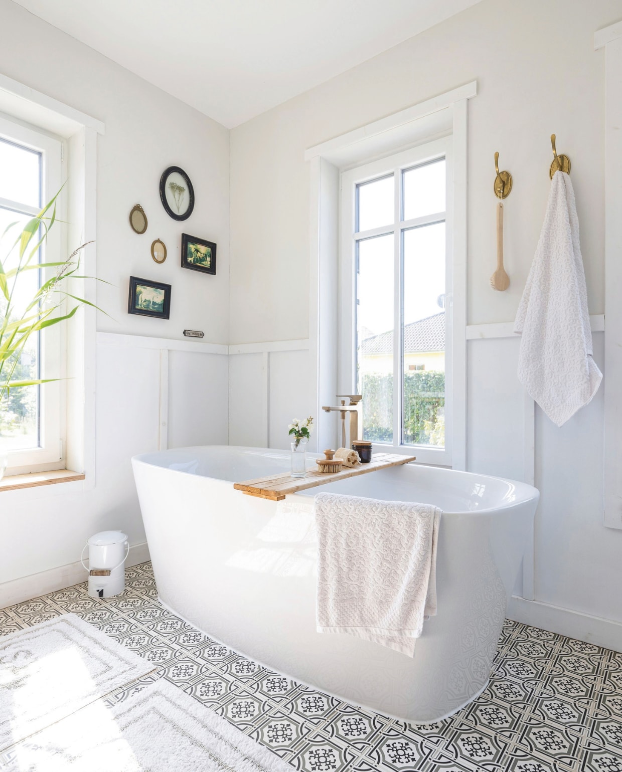 Bad en kraan Villeroy & Boch. Vloertegels Hardys24. vtwonen landelijk 6-2025 | styling Susanne Helmold | fotografie Markus Hertrich