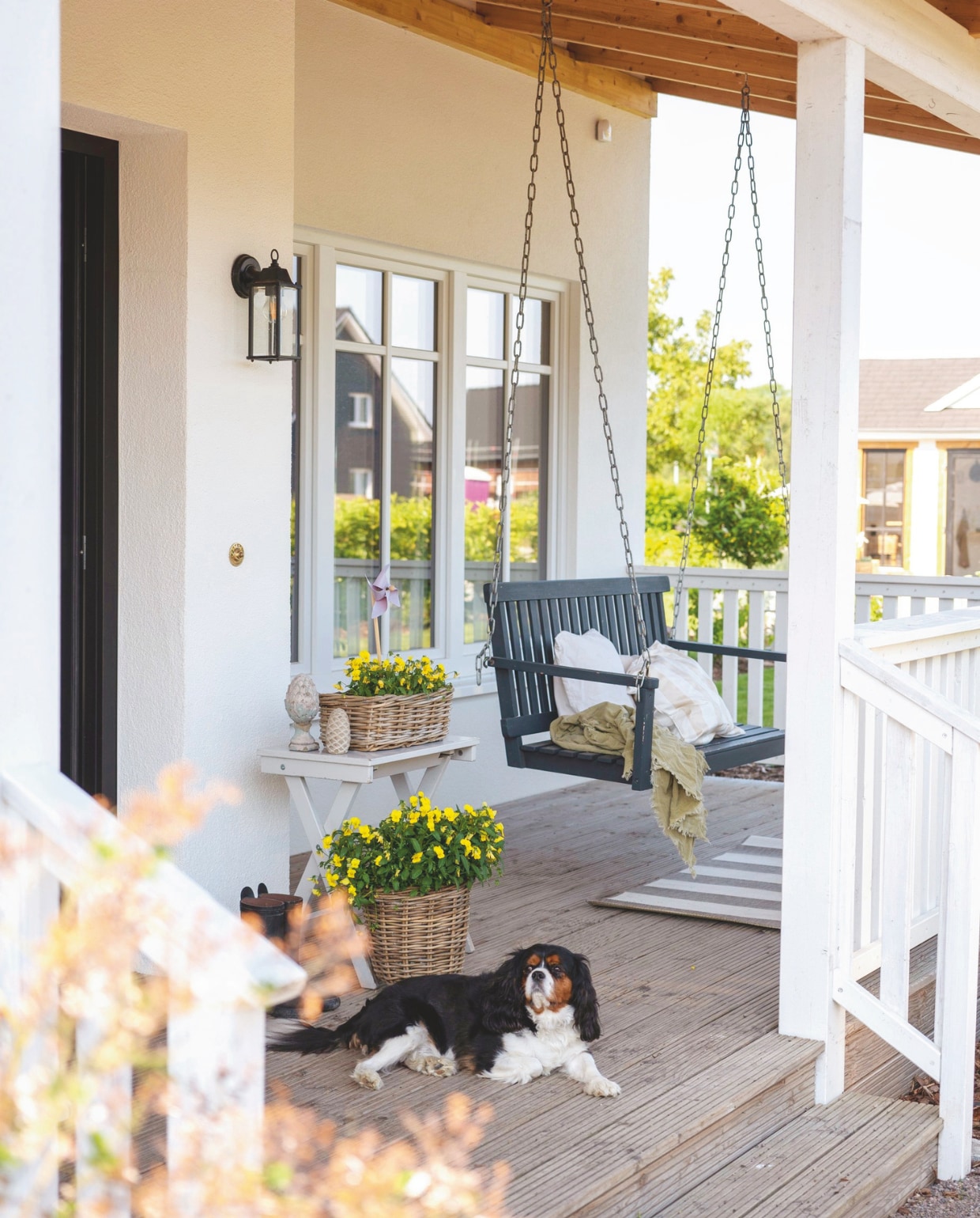 Schommelbank Belardo. vtwonen landelijk 6-2025 | styling Susanne Helmold | fotografie Markus Hertrich