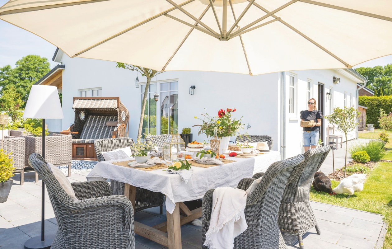 Tafel en stoelen Jysk. Vergelijkbare parasol Exterioo. Vergelijkbare strandkorf Loberon. vtwonen landelijk 6-2025 | styling Susanne Helmold | fotografie Markus Hertrich