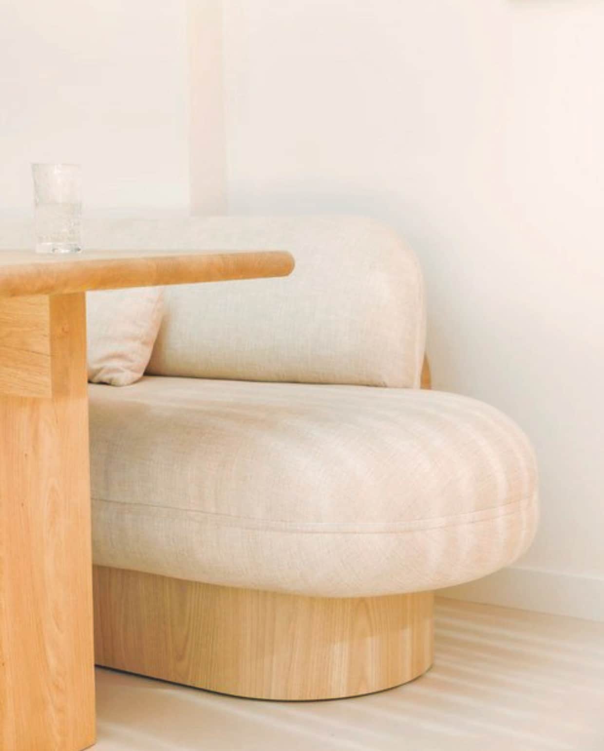 Tafel Table du Sud. Bank, kussens Studio Diezijn vtwonen 7-2025 | fotografie Emma Peijnenburg
