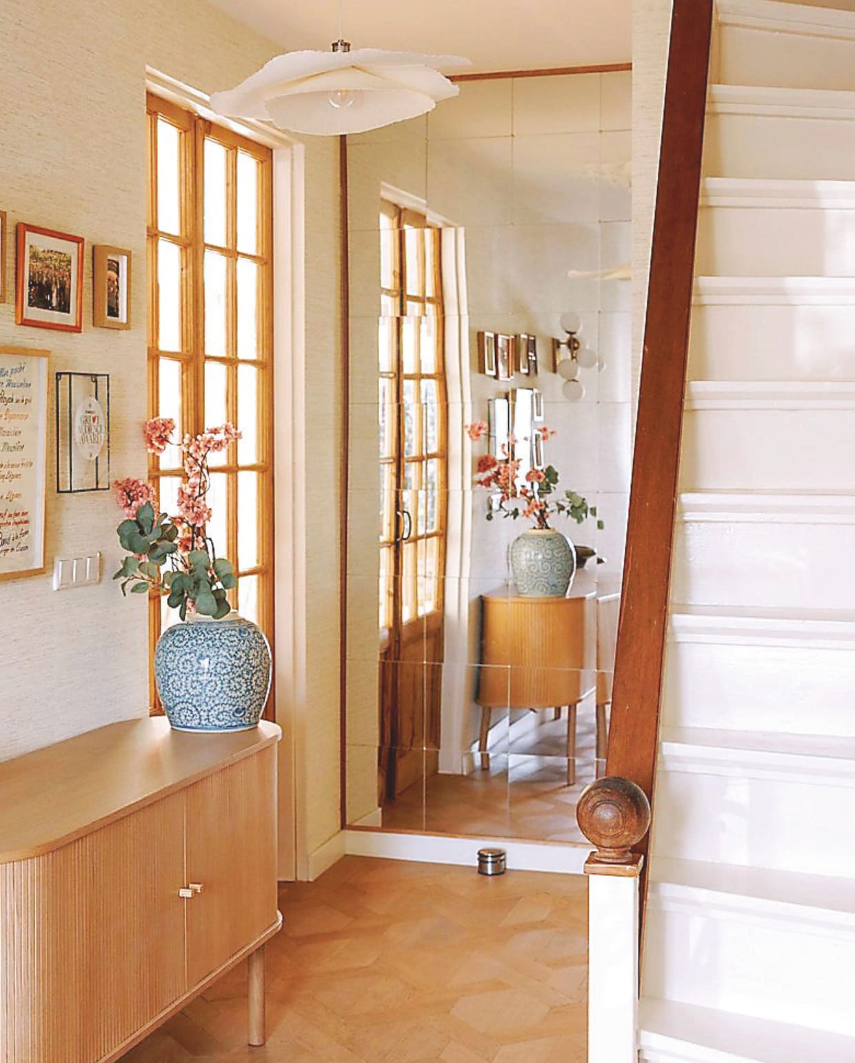 Dressoir en schaal Westwing. Witte bollamp Eichholtz. Familiefoto’s aan de muur. Witte hanglamp Zara Home. vtwonen 7-2025 | fotografie Emma Peijnenburg