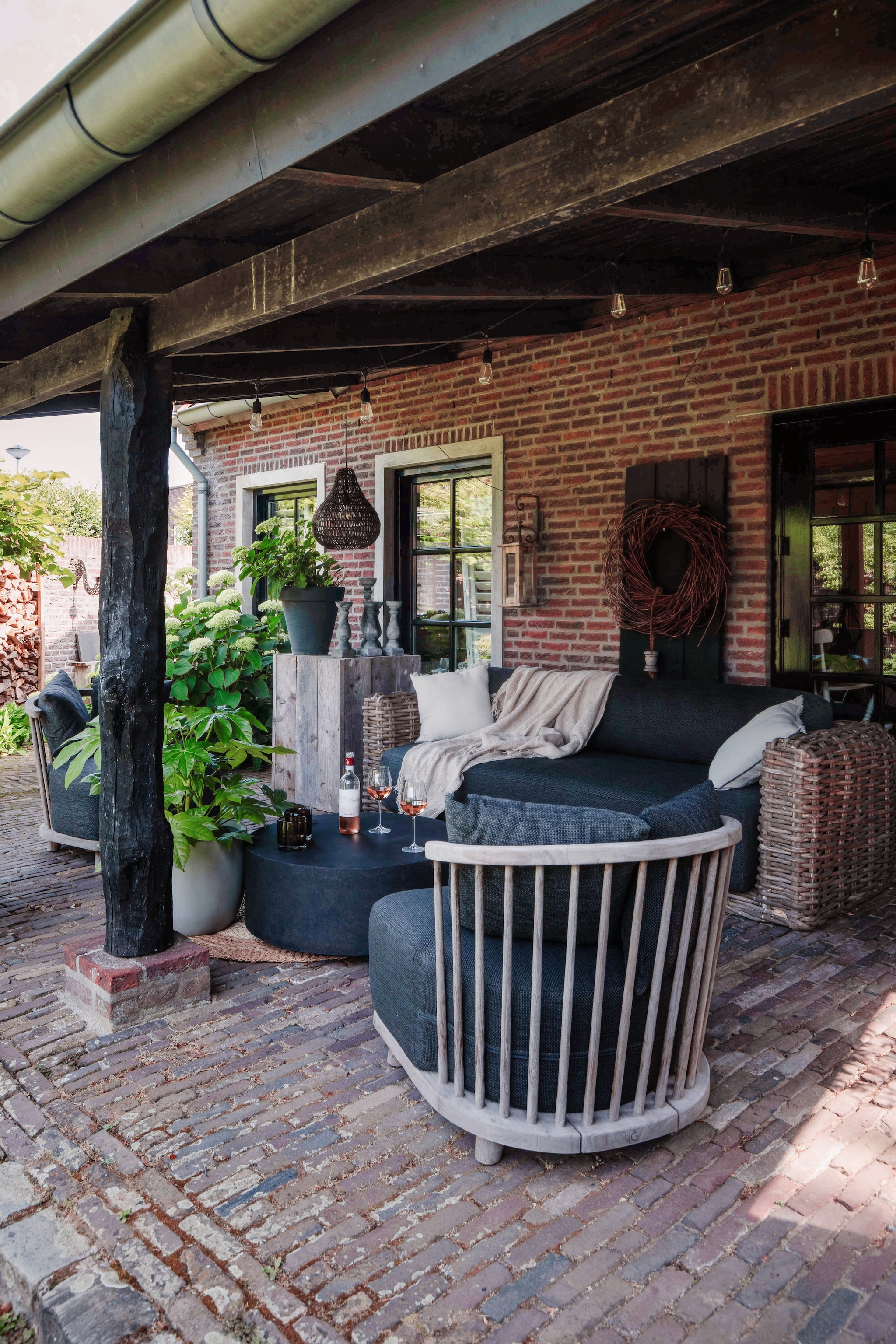 Het tuinhuis achter in de tuin. Fauteuils en bank Gommaire via ’t Hoogehuys. Ronde tafel Marktplaats. Hanglamp Leen Bakker. vtwonen Landelijk 9-2025 | Fotografie Corine Hoge Bavel-Jansen