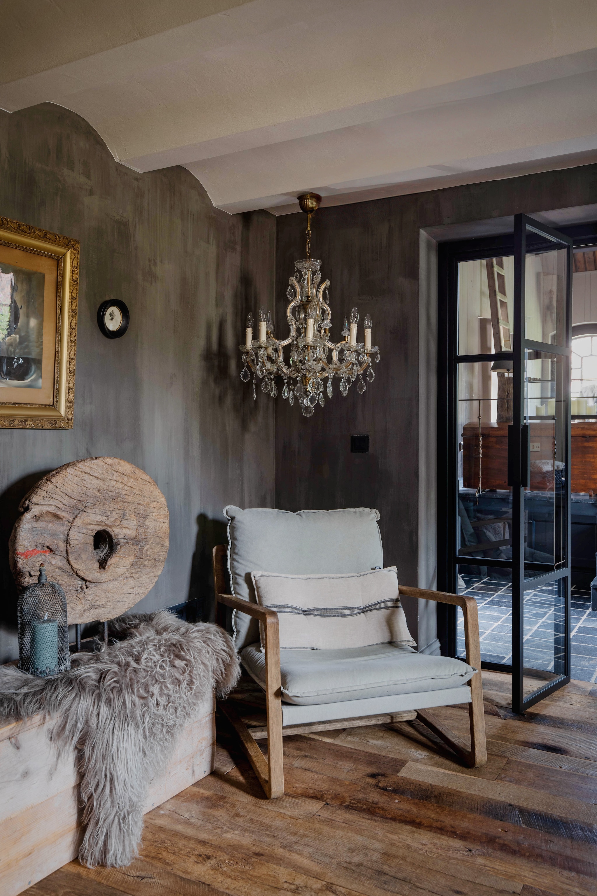 Fauteuil Jill & Co. Muur geverfd in Piombo van Carte Colori. Vacht Bie ós. vtwonen Landelijk 9-2025 | Fotografie Corine Hoge Bavel-Jansen