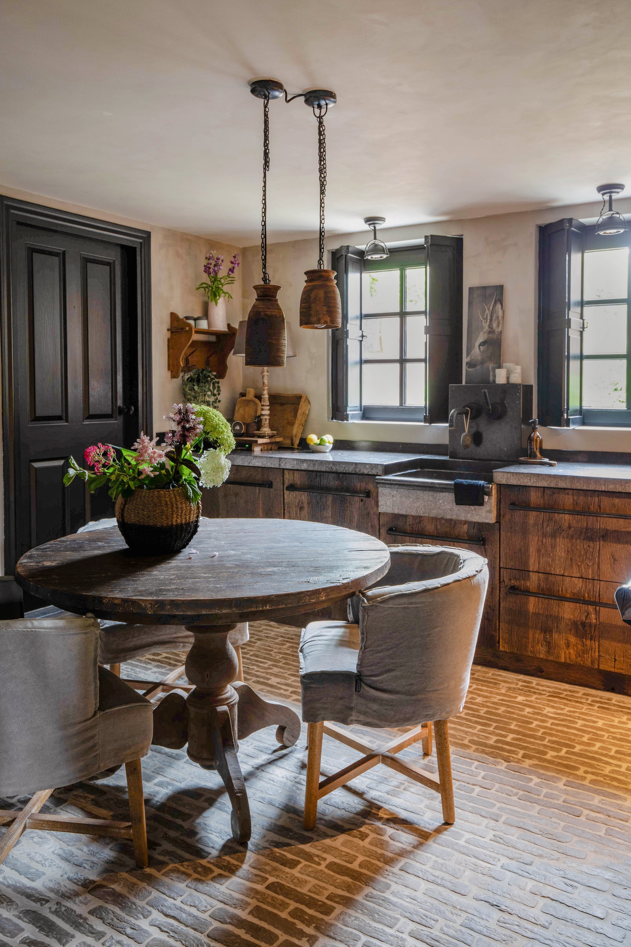 De keuken is gemaakt door een goede kennis. Fronten van oude wagonplanken van Frank Pouwer. Grepen handgemaakt door smid. Wasbak Veur d’r bie. Kraan ’t Hoogehuys. Op de vloer Raw Stones. Muurkleuren Facade en Carta van Carte Colori. Eettafel ’t Jagershuis. Stoelen Dirkje van Aura Peeperkorn via Bie ós. Hanglampen Laura Bloemen en Wonen. vtwonen Landelijk 9-2025 | fotografie Corine Hoge Bavel-Jansen