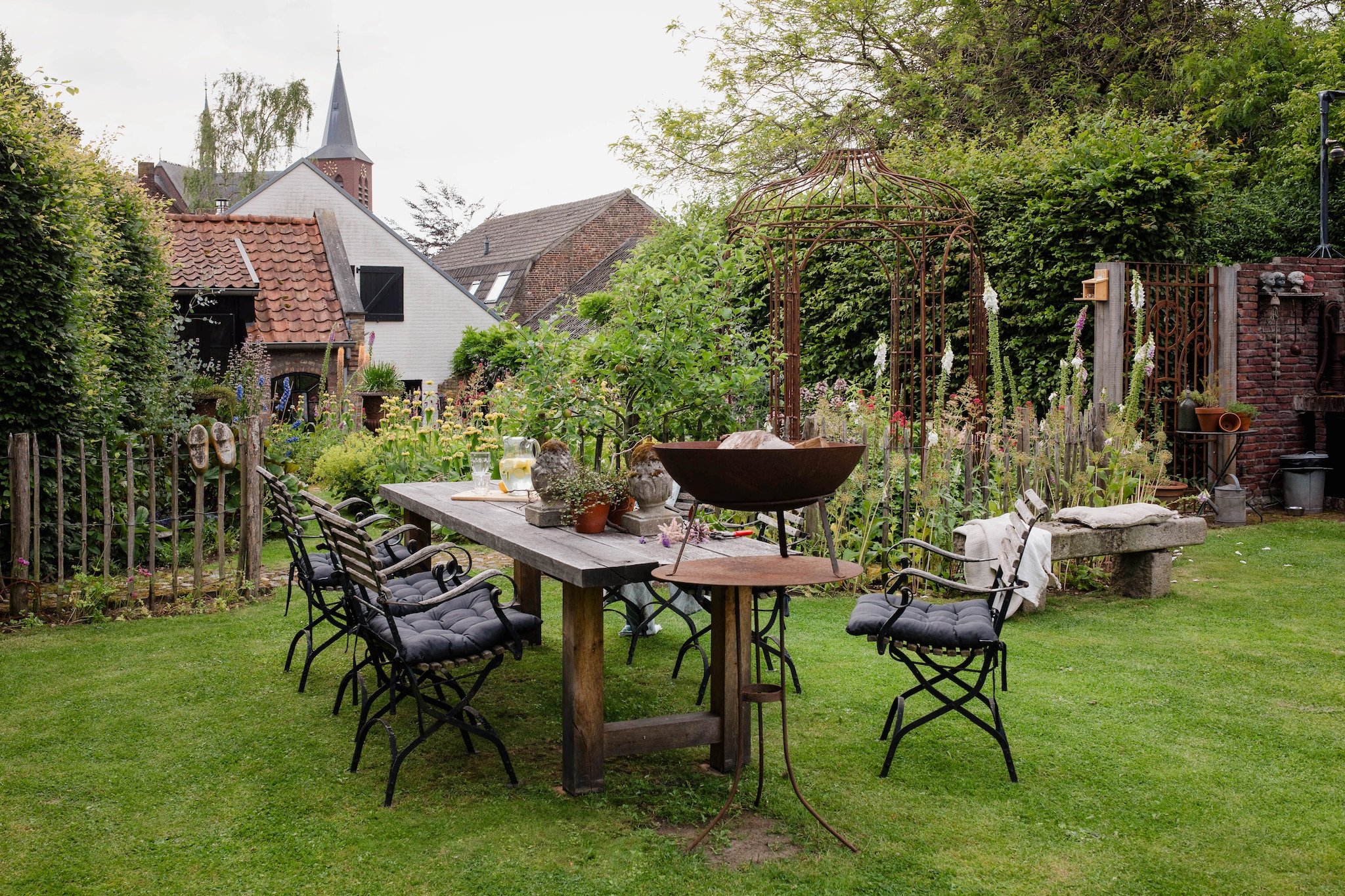 De tuin van bijna 650 m2 is onderverdeeld in tuinkamers. Achter de woning liggen weelderige borders vol kleur. Inspiratie vindt Claudia in Engelse tuinprogramma’s, Monty Don is favoriet. vtwonen Landelijk 9-2025 | fotografie Corine Hoge Bavel-Jansen