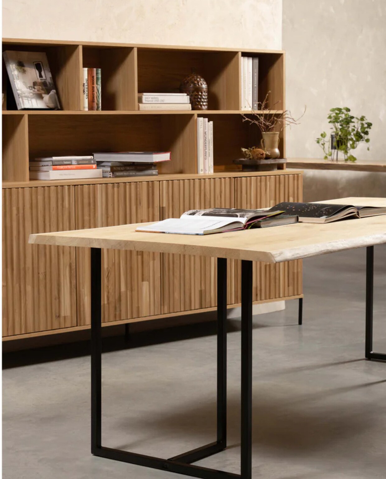 Shop via shop.vtwonen.nl: Woood wandkast New Gravure, eikenhout, naturel, 200x44x150 cm (bxdxh) € 1199,-. Woood