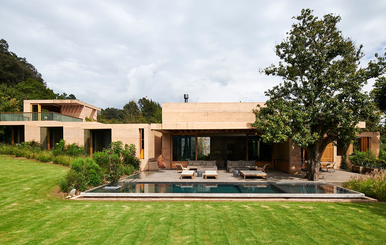 Beschut zitten of niet, loungen of tafelen, de bewoners kunnen op meerdere plekken neerstrijken. Het zwembad is geen overbodige luxe in het zonnige Mexico. Landschapsarchitect Hugo Sanchez ontwierp de verschillende tuinen. Tuinmeubels Habitación 116. Stijlvol Wonen 7-2025 | fotografie Richard Powers | productie Living Inside | styling Tami Christiansen