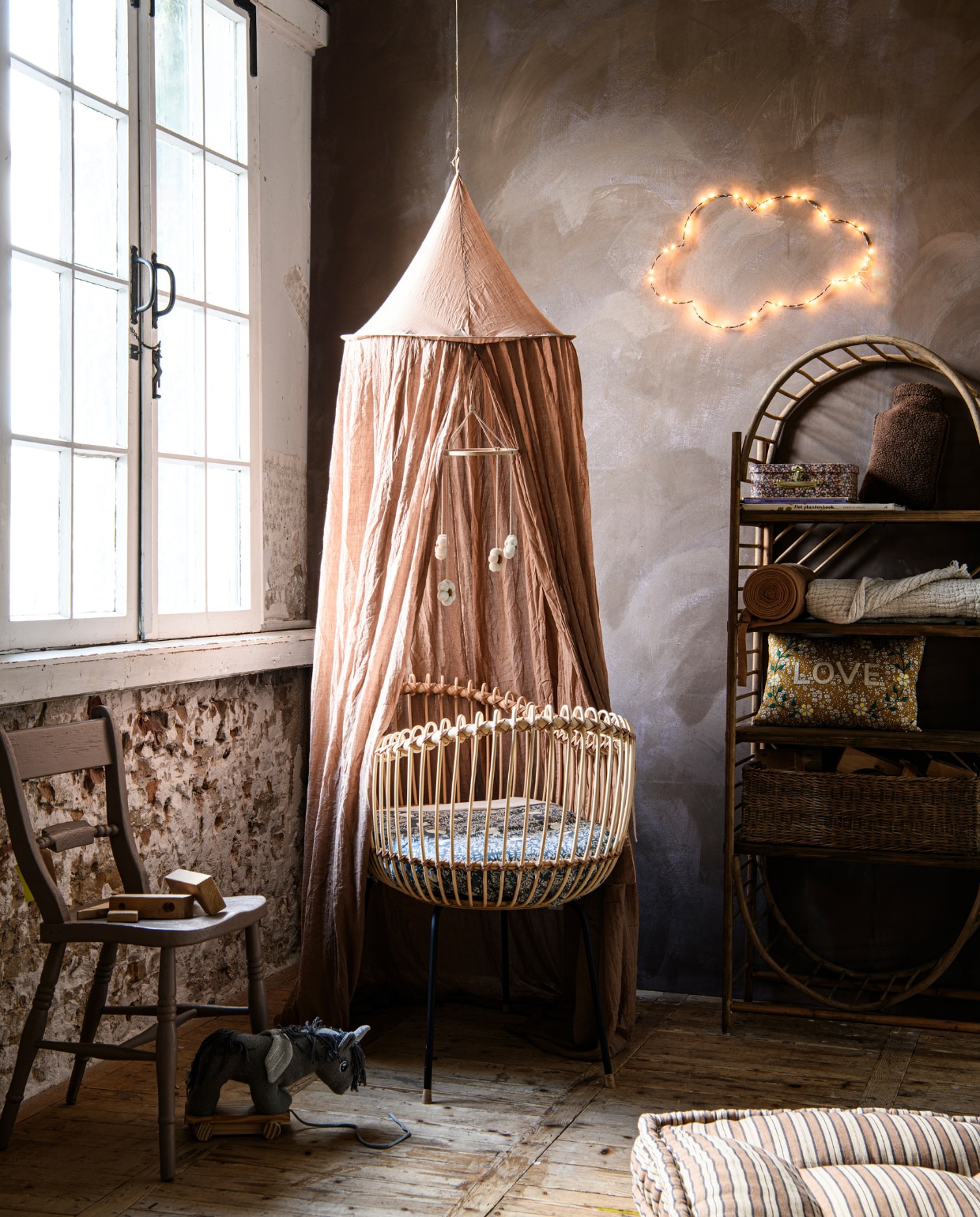 Kalkverf in CC054 Truffel, per liter € 59,70 (cartecolori.nl). Rotan wieg inclusief matras Loa Crib € 1055,-, linnen insteekzakken in Cinnamon € 39,-, biologisch katoenen matrashoes van An.nur in Oatmeal, 40x70 cm € 39,-, biologisch katoenen hydrofiele doek € 38,-, blauwe quilt van Garbo&Friends, oeko-tex gecertificeerd perkal katoen, 90x120 cm € 80,-, wolkenlamp, ledslinger op metaaldraad € 145,-, koffers Winter Garden/Amour van Konges Sløjd, set van 2 € 31,-, handgemaakt kussen Love van Csao in Musterd Flowers, 30x40 cm € 99,- (thearchivestore.com). Speelgoedknuffel op wielen Unicorn € 74,-, muziekknuffel Teddy Bear € 42,-, poef Takis, katoen, linnen en natuurrubber, 80x80 cm € 470,- (coco-mat.nl). Houten vintage stoel geschilderd in krijtverf Dead Salmon van Farrow & Ball, vanaf € 45,-, rieten mand met houten blokken, vanaf € 25,- (com-anders.nl). Katoenen en polyester Klamboe Meyco € 44,95 (bol.com). Plaid Mellow, oeko-tex gecertificeerd linnen en katoen, 130x170 cm € 90,-, mobile Pompom Margriet van À La Collection, 20x49 cm (Øxh) € 35,-, bedbumper van Lil’ Atelier in Tobacco Brown € 59,95 (holabb.nl). Bamboe kast Oriënt van Basiclabel, 65x35x170 cm (bxdxh) € 519,- (basiclabel.nl). Elektrische kruik Homey in Wooly Beige € 84,95 (stoov.com). vtwonen 02-2023 | Styling Marit Saladini | fotografie Louis Lemaire