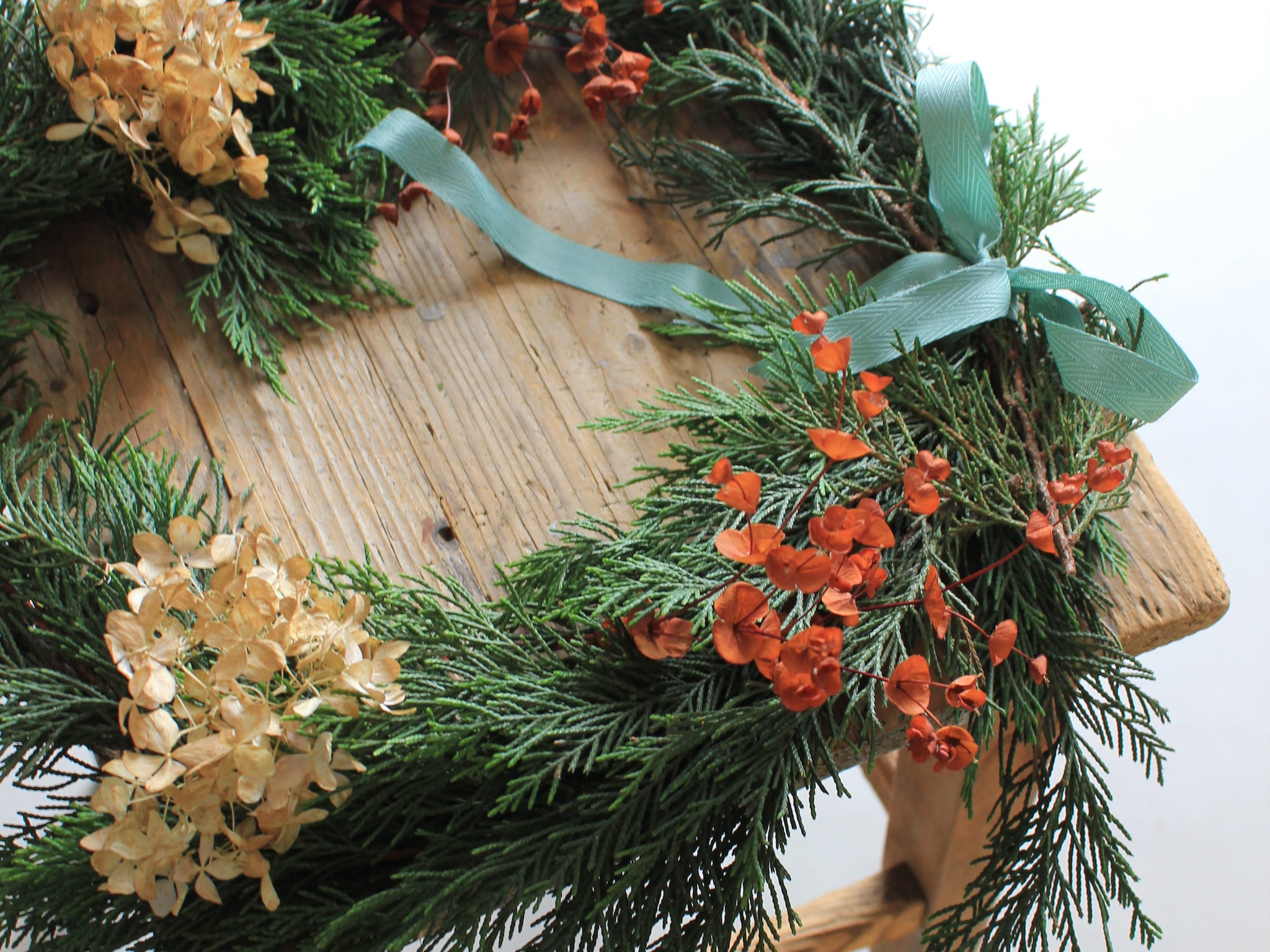 hoe hang je een kerstkrans op