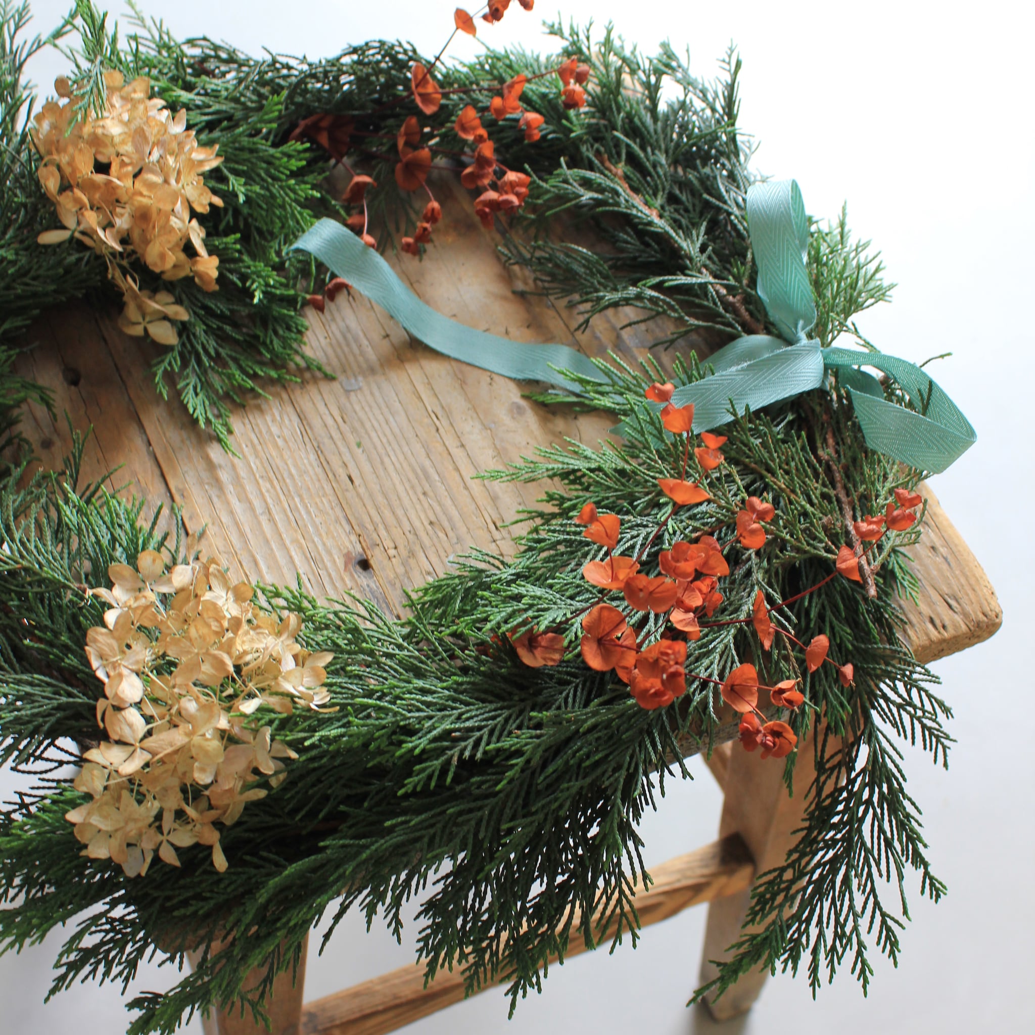 hoe hang je een kerstkrans op