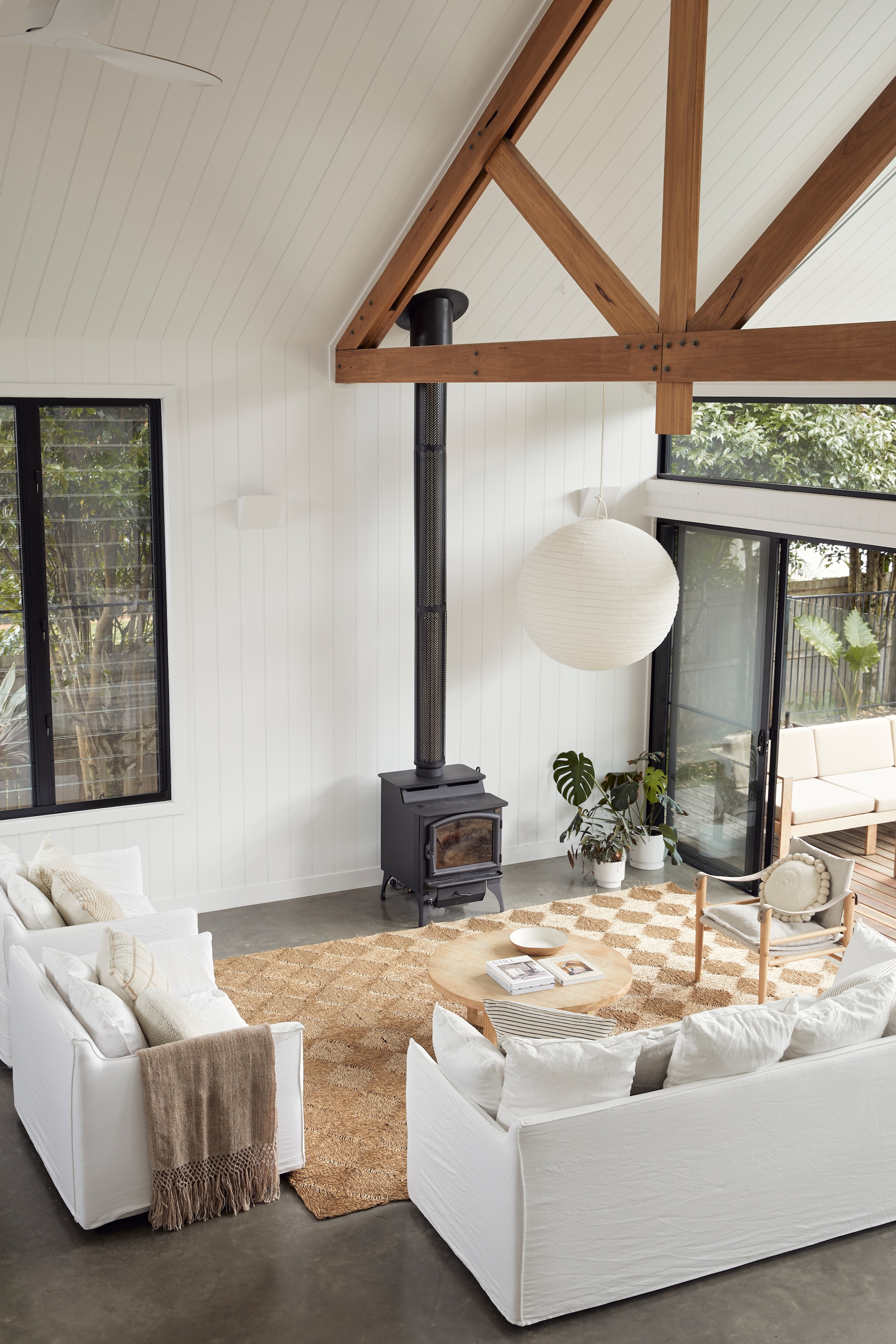 Bank en loveseats Joe van Mcm House. Tafel Bronte van Lounge Lovers. Lamp Cloud Linen, plaid Puna Llama, stoel Le Safari en zeegras vloerkleed van Ochre & Silk. vtwonen Landelijk 10-2025 | productie Living Inside | styling Natalie Walton  | fotografie Lynden Foss
