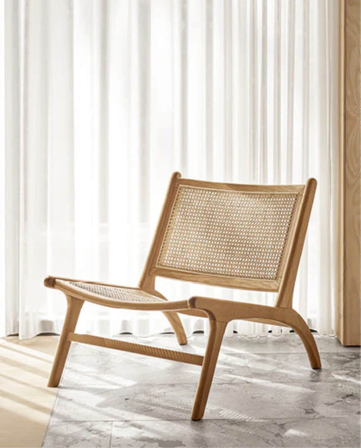 Shop via shop.vtwonen.nl: Rebellenclub fauteuil Nordli, eikenhout € 939,-.  Rebellenclub