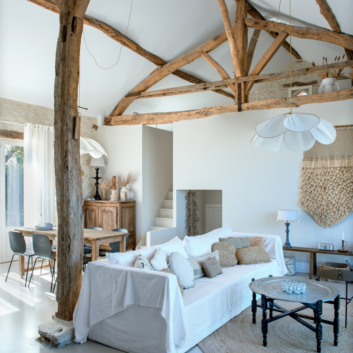 Bank, vloerkleed, salontafel en tafellampen Tine K Home. Hanglampen Georges. Wandkleed Couleur Locale. Kussens Zusss. Stoelen Ikea. Vaas H&M Home, wit beeldje Madame Stoltz. Eettafel, houten bank en kastje brocante. Overig onbekend. vtwonen special binnenkijken 06-2023 | fotografie Ton Bouwer | productie Monique van der Pauw