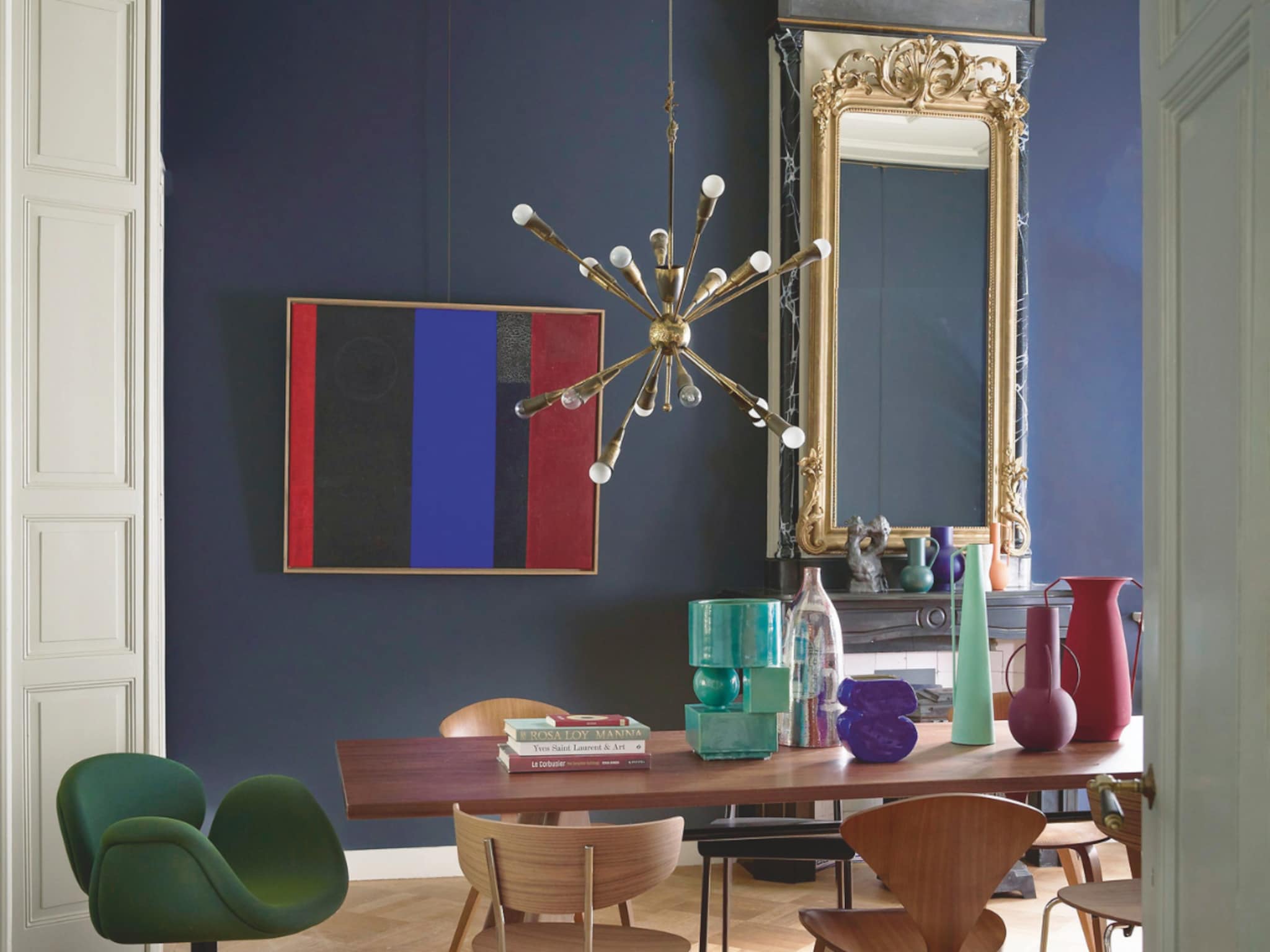 verschillende eetkamerstoelen combineren tips