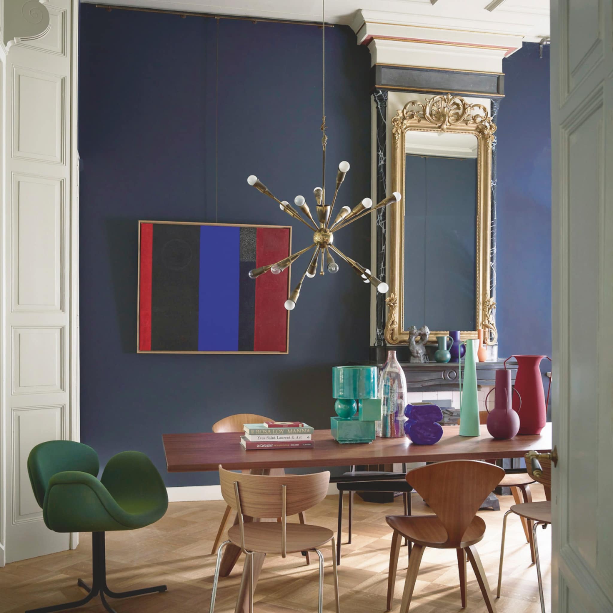 verschillende eetkamerstoelen combineren tips