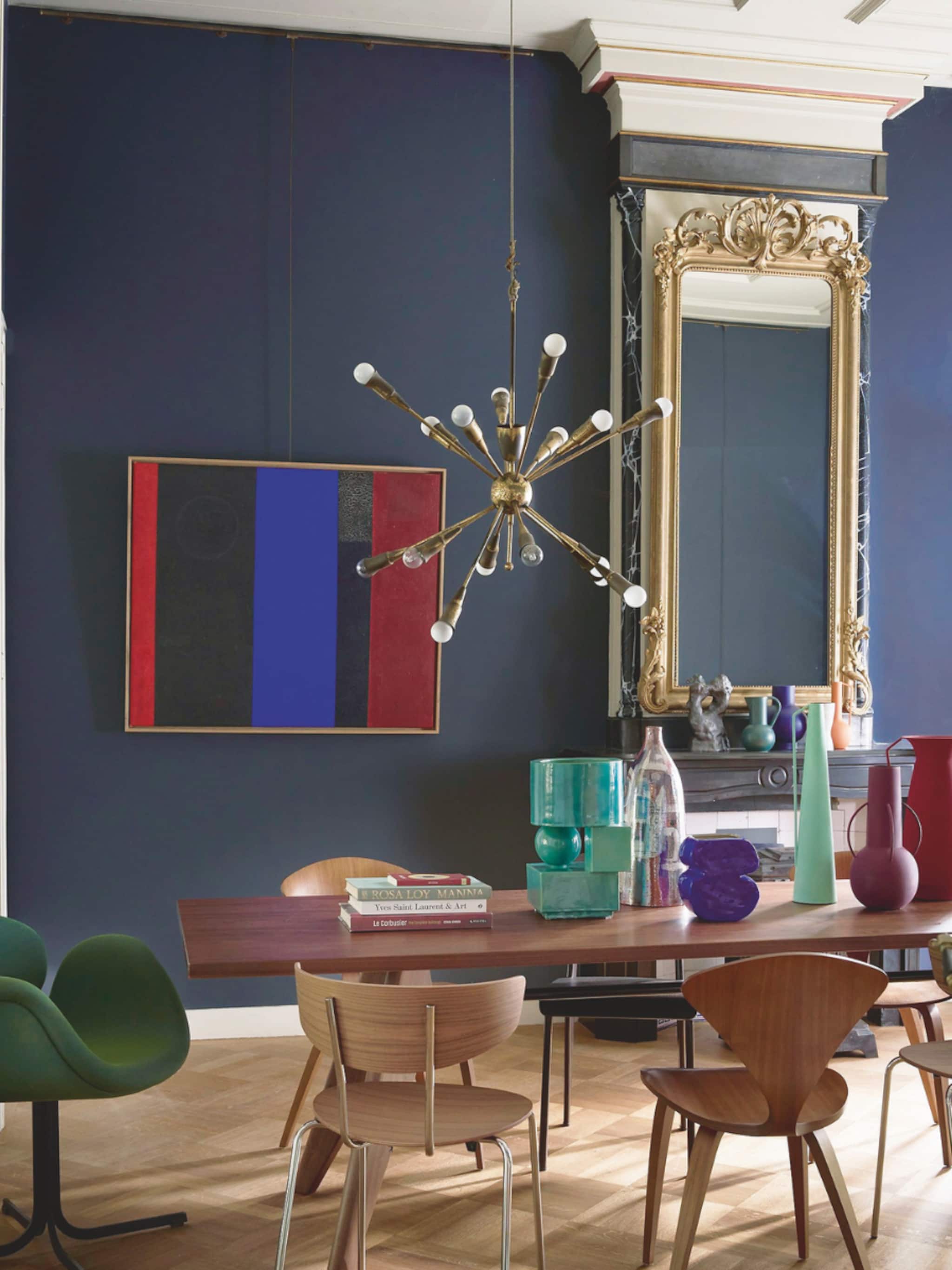 verschillende eetkamerstoelen combineren tips