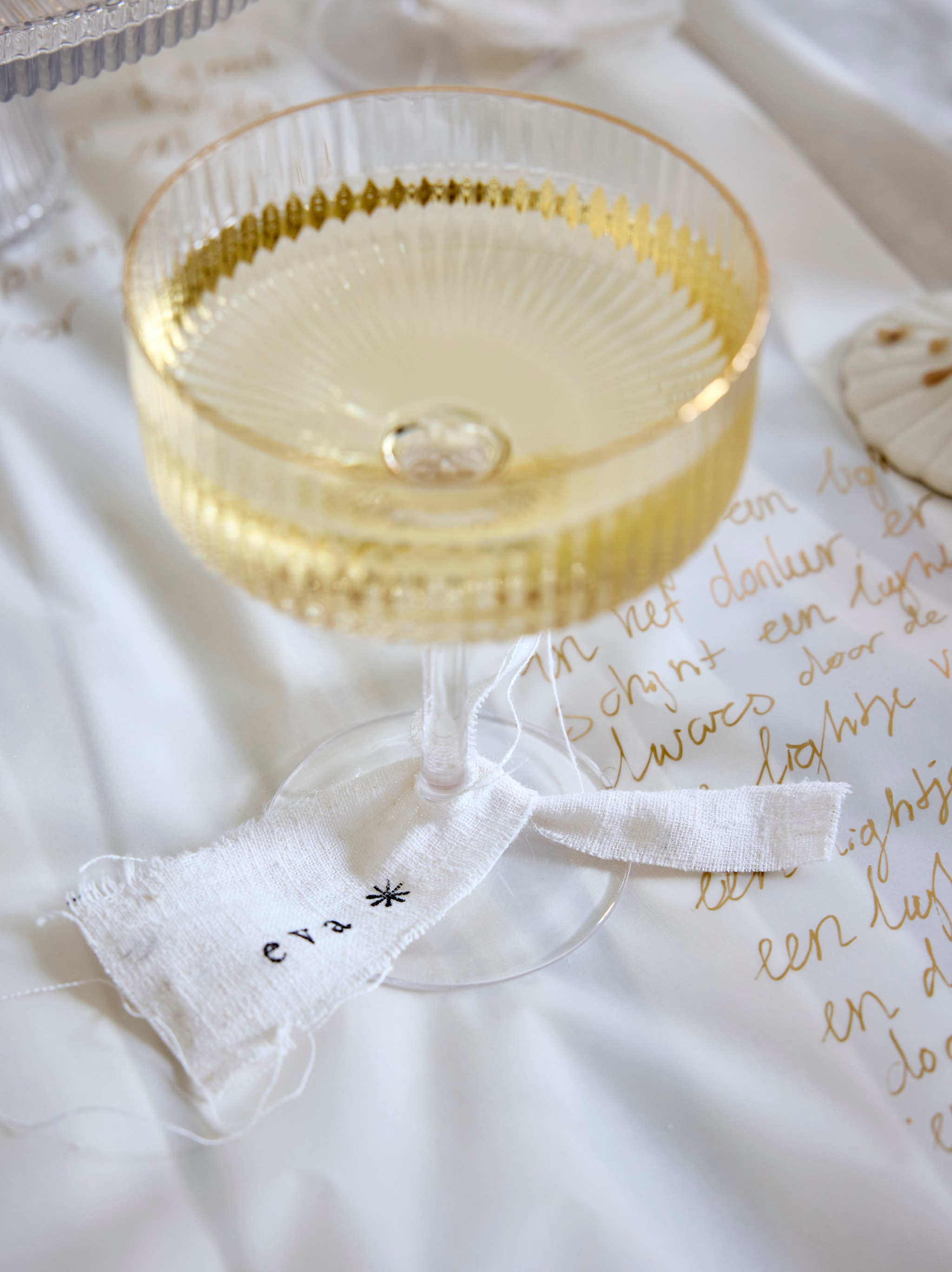 vtwonen champagneglas, glas met gouden rand, 300 ml € 10,95 (shop.vtwonen.nl). vtwonen landelijk 11-2025 | styling Sanne Ketelaar | fotografie Alexander van Berge