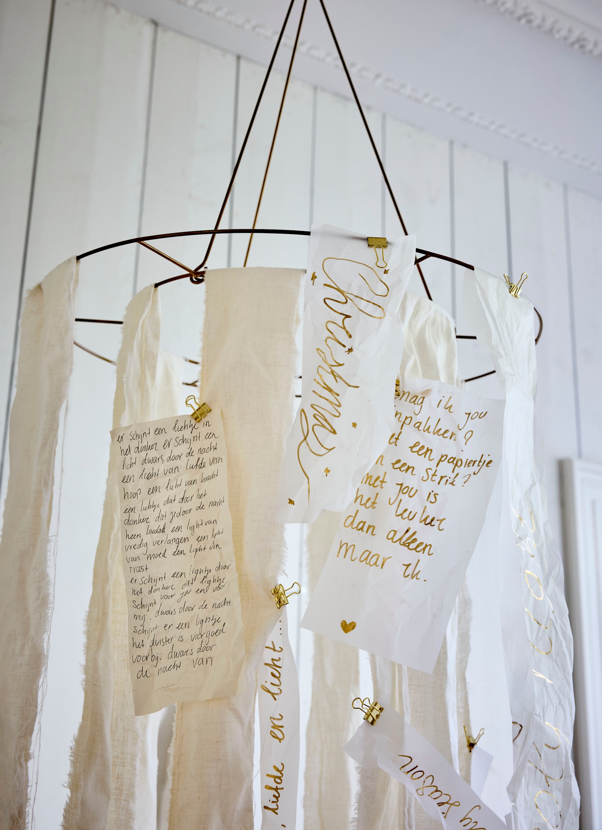 vtwonen decoratiering, metaal, goud, 60x61 cm (Øxh) € 29,95 (shop.vtwonen.nl). vtwonen landelijk 11-2025 | styling Sanne Ketelaar | fotografie Alexander van Berge