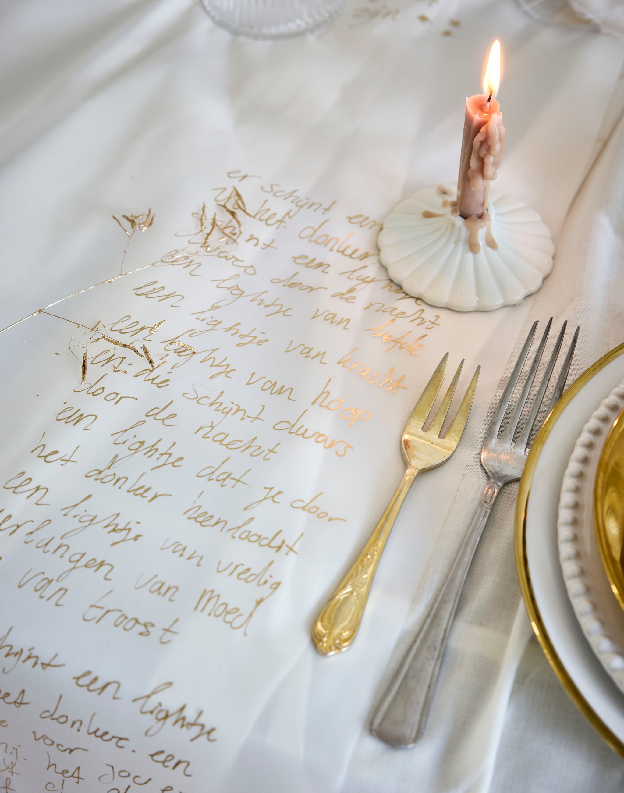 vtwonen serviesset, porselein, wit-goud, 16-delig € 125,-, kandelaar, keramiek, wit, 8x2,5 cm (Øxh) € 14,95 (shop.vtwonen.nl). Bestek (kringloop). vtwonen landelijk 11-2025 | styling Sanne Ketelaar | fotografie Alexander van Berge