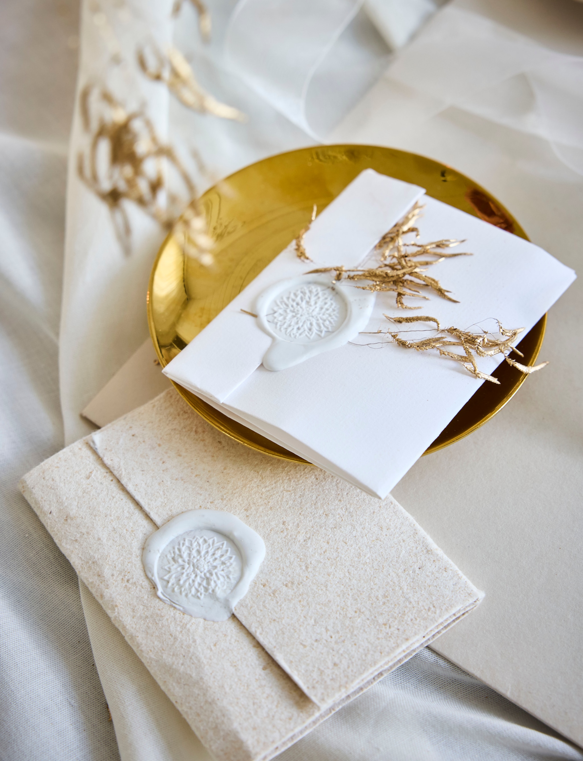 vtwonen bord, porselein, goud, 12 cm (Ø), set van 4 € 24,95 (shop.vtwonen.nl). vtwonen landelijk 11-2025 | styling Sanne Ketelaar | fotografie Alexander van Berge