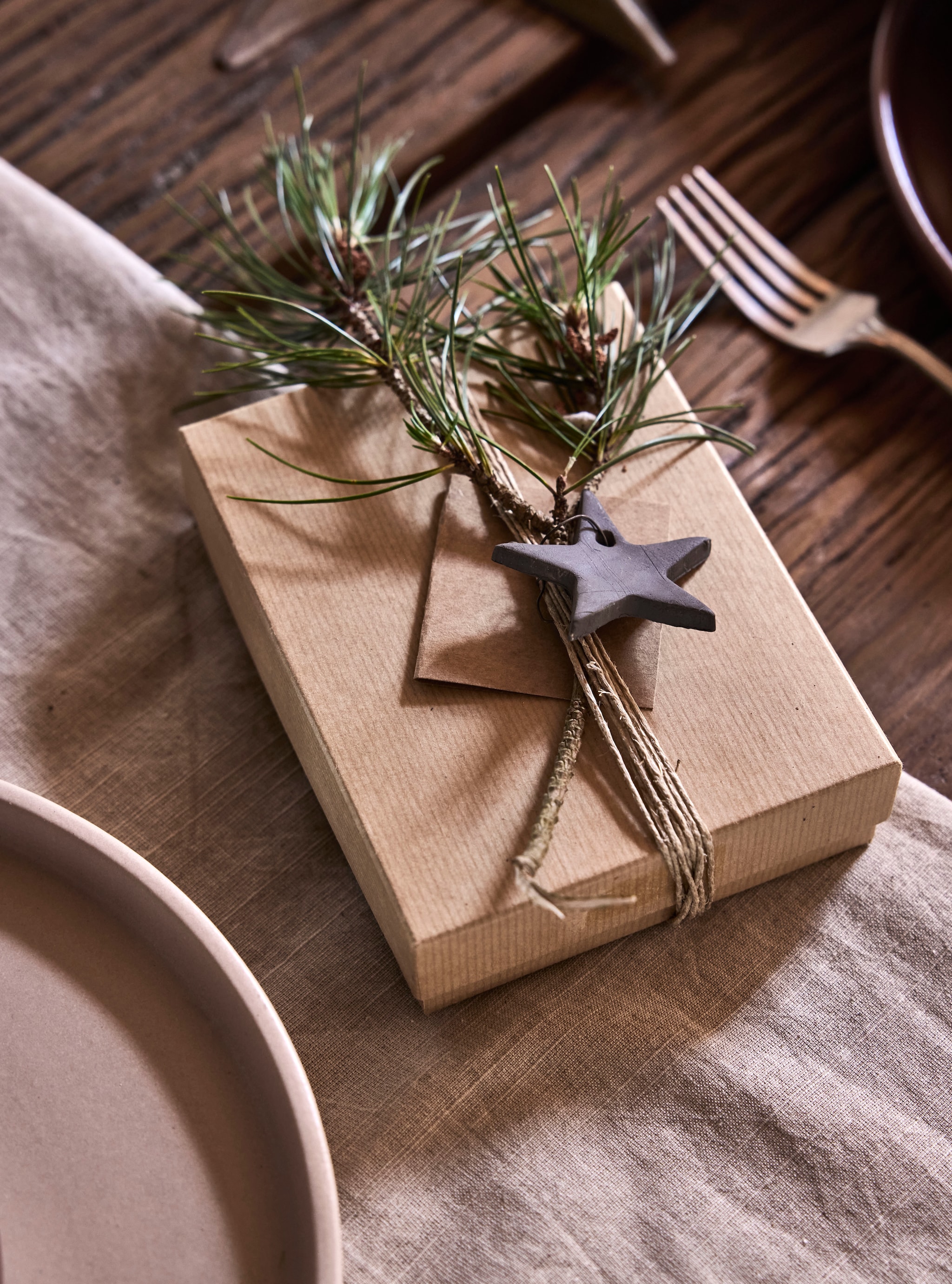 Zara Home bestekset, staal, 4-delig € 19,99 (zarahome.com). Overig privébezit. vtwonen landelijk 11-2025 | styling Sanne Ketelaar | fotografie Alexander van Berge