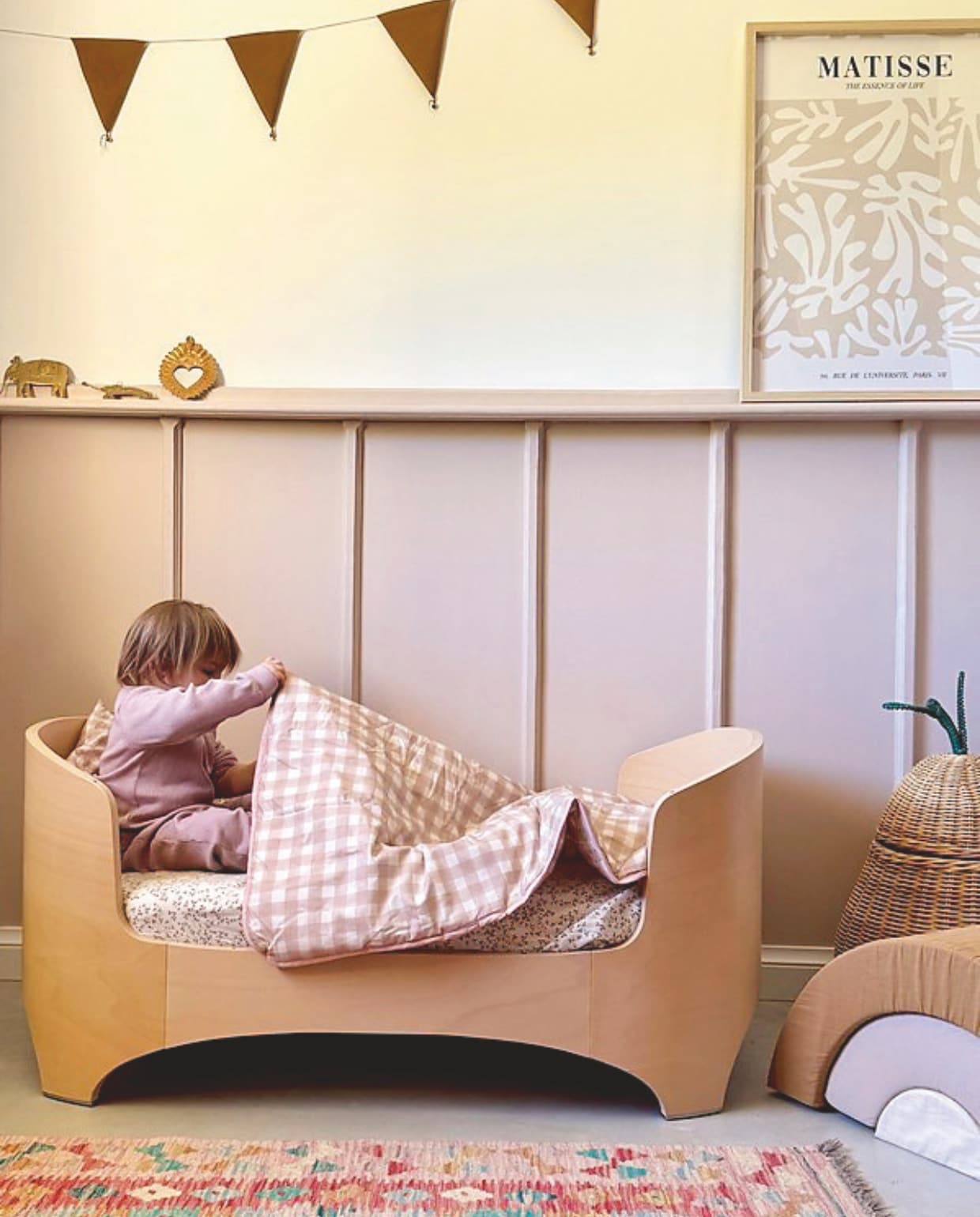 Verf lambrisering  Pudding van Coat. Bed Leander. Beddengoed en regenboogspeelgoed Charlie Crane, vloerkleed Néda. Print Sklum, peermand Ferm Living. Decoraties Les Petits Bohemes. vtwonen 07-2025 | fotografie Manon Ferra