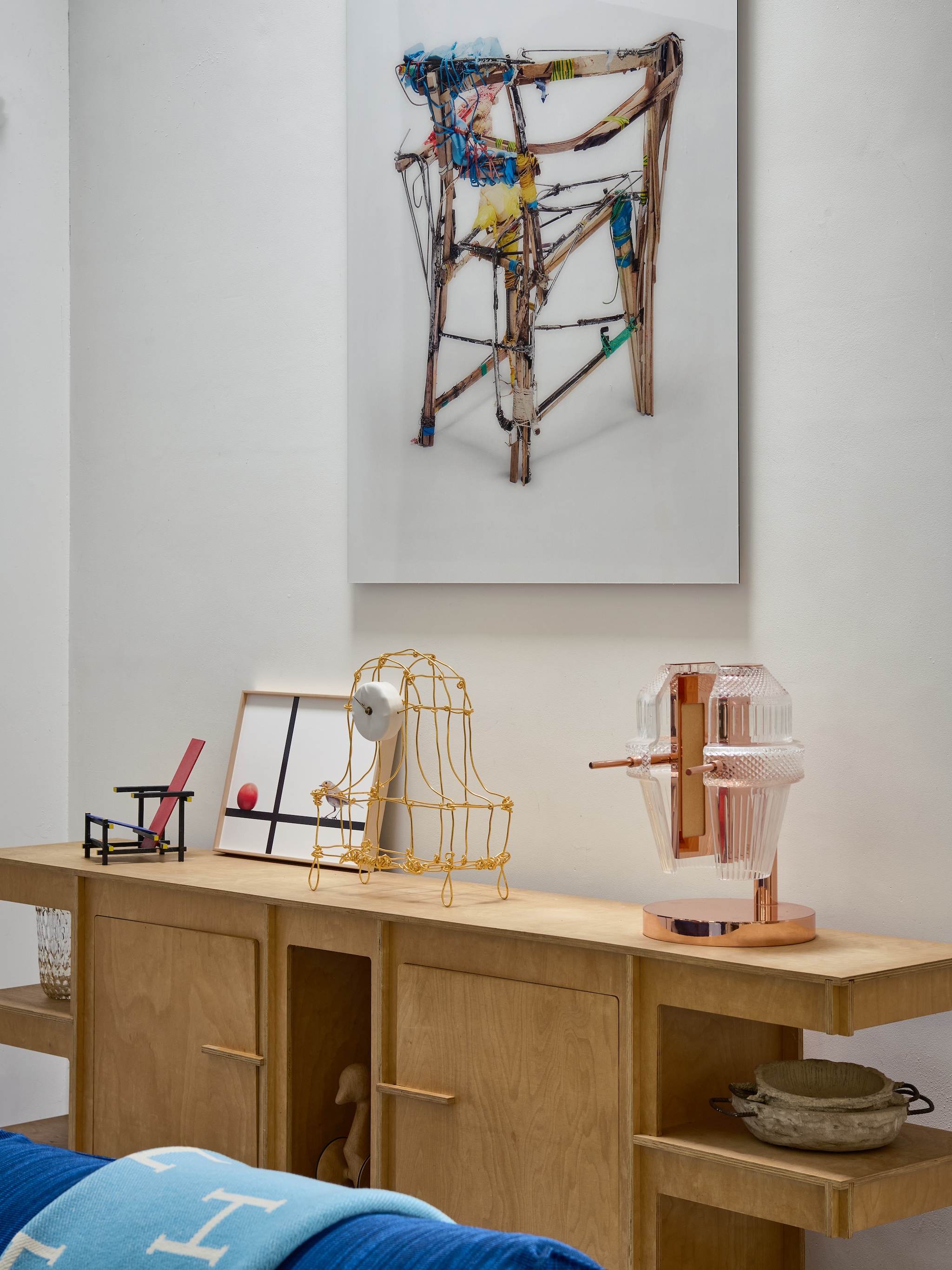 De kast van gerecycled papiercomposiet is een prototype uit de No Screw No Glue-serie van Joost van Bleiswijk voor Moooi. Model stoel Gerrit Rietveld. Koperen mantelklok Floating Frames van Kiki van Eijk. Lamp Matrice van koper en kristal, ontwerp van Kiki van Eijk voor het Franse kristalhuis Saint-Louis. Aan de wand een werk van ontwerper en kunstenaar Sander Wassink. Stijlvol Wonen 8-2025 | fotografie Kasia Gatkowska